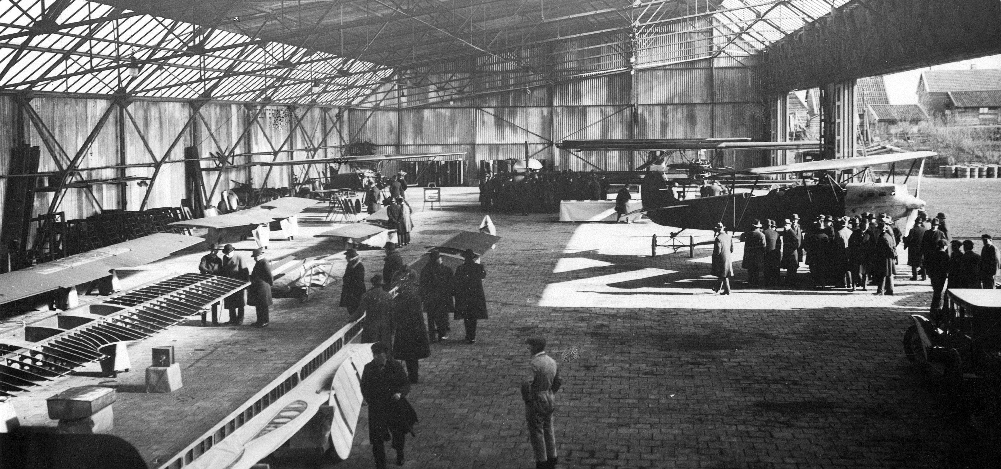 Anthony Fokker geeft een rondleiding in zijn fabriek te Schiphol, SFA