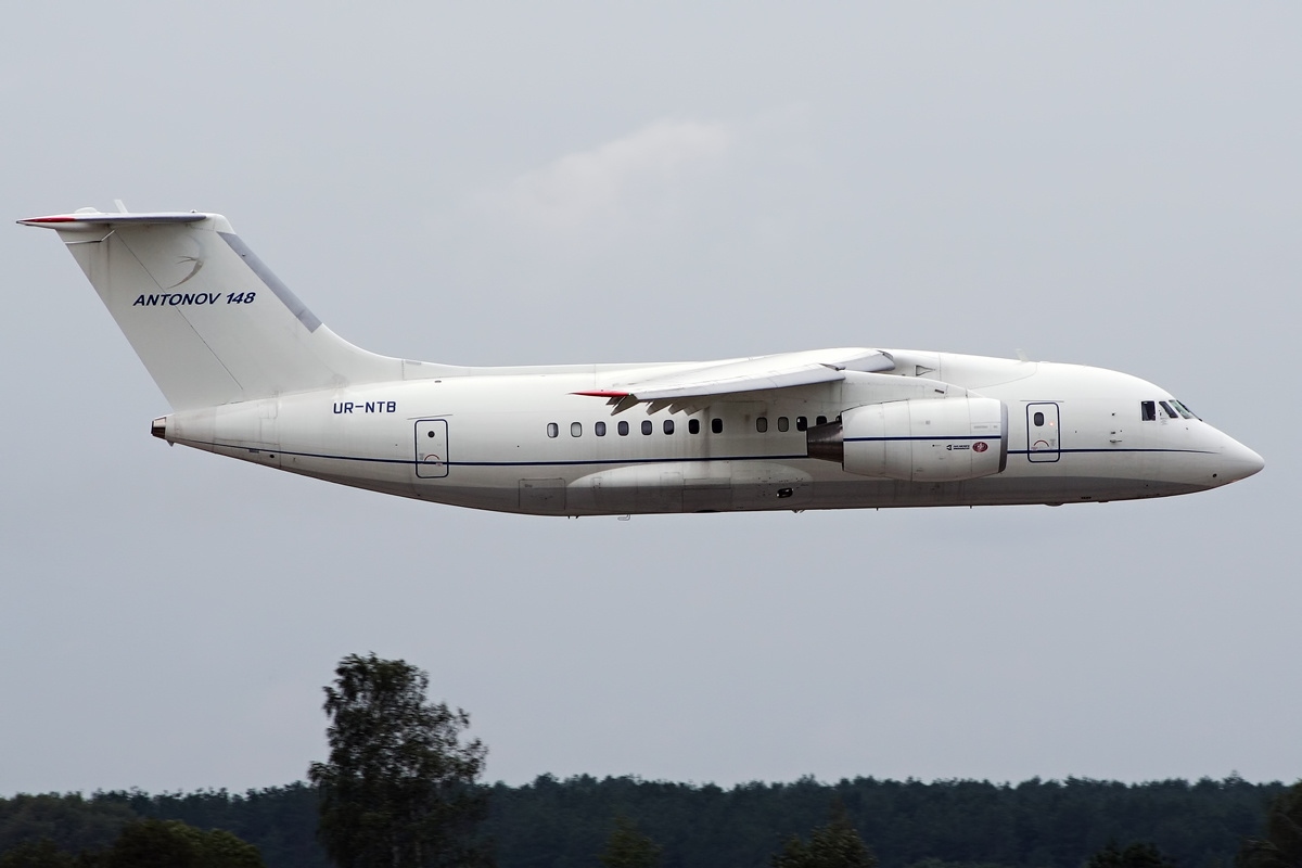 Antonov An-148-100A UR-NTB in passaggio a bassa quota