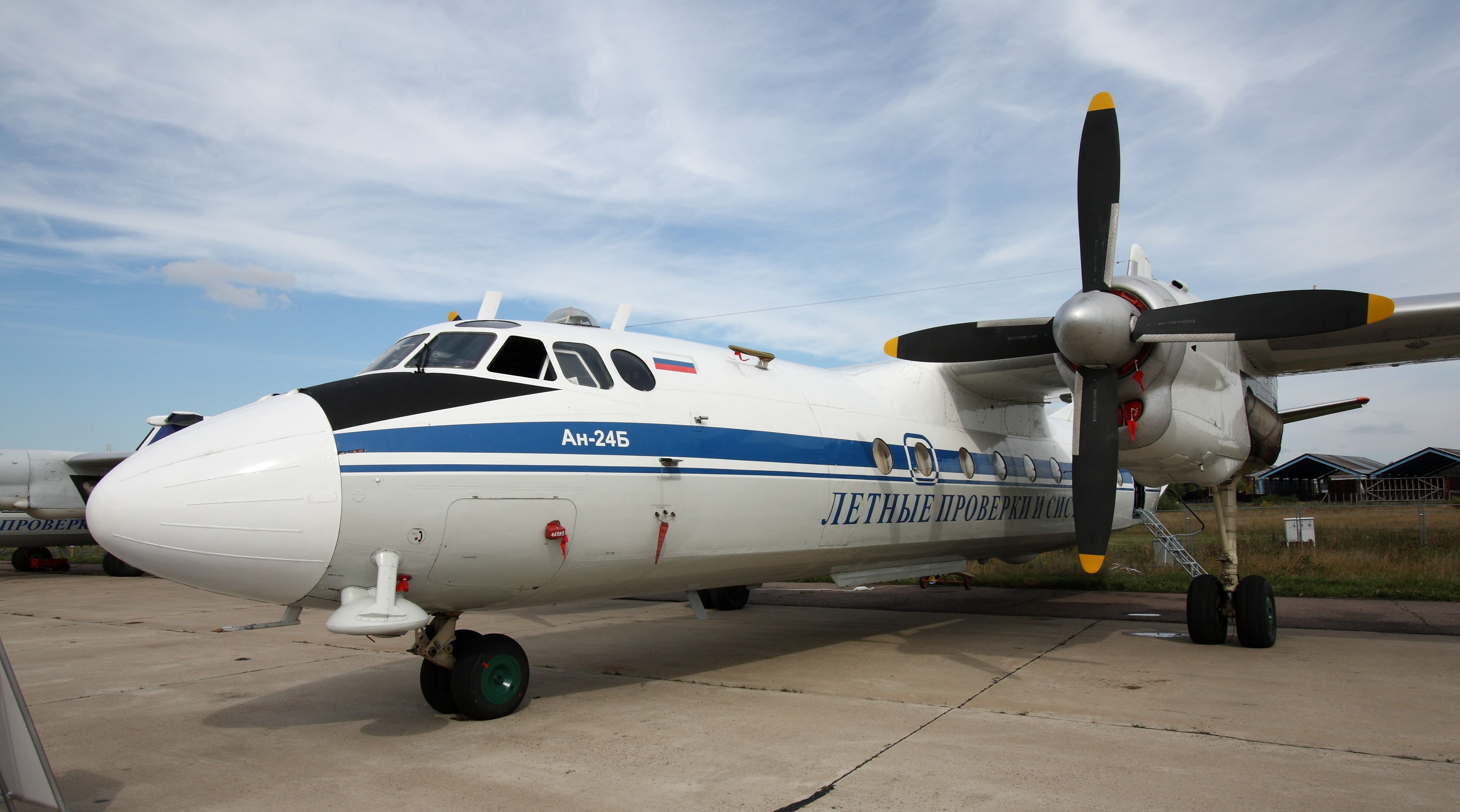 Antonov An-24B en el MAKS-2011 (01)