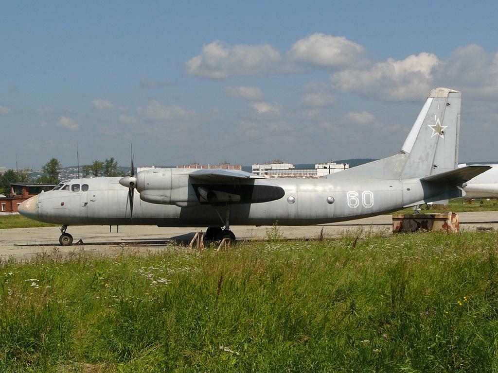 Antonov An-24T de la Fuerza Aérea Rusa en la plataforma de la Escuela Técnica de la Fuerza Aérea de Irkutsk