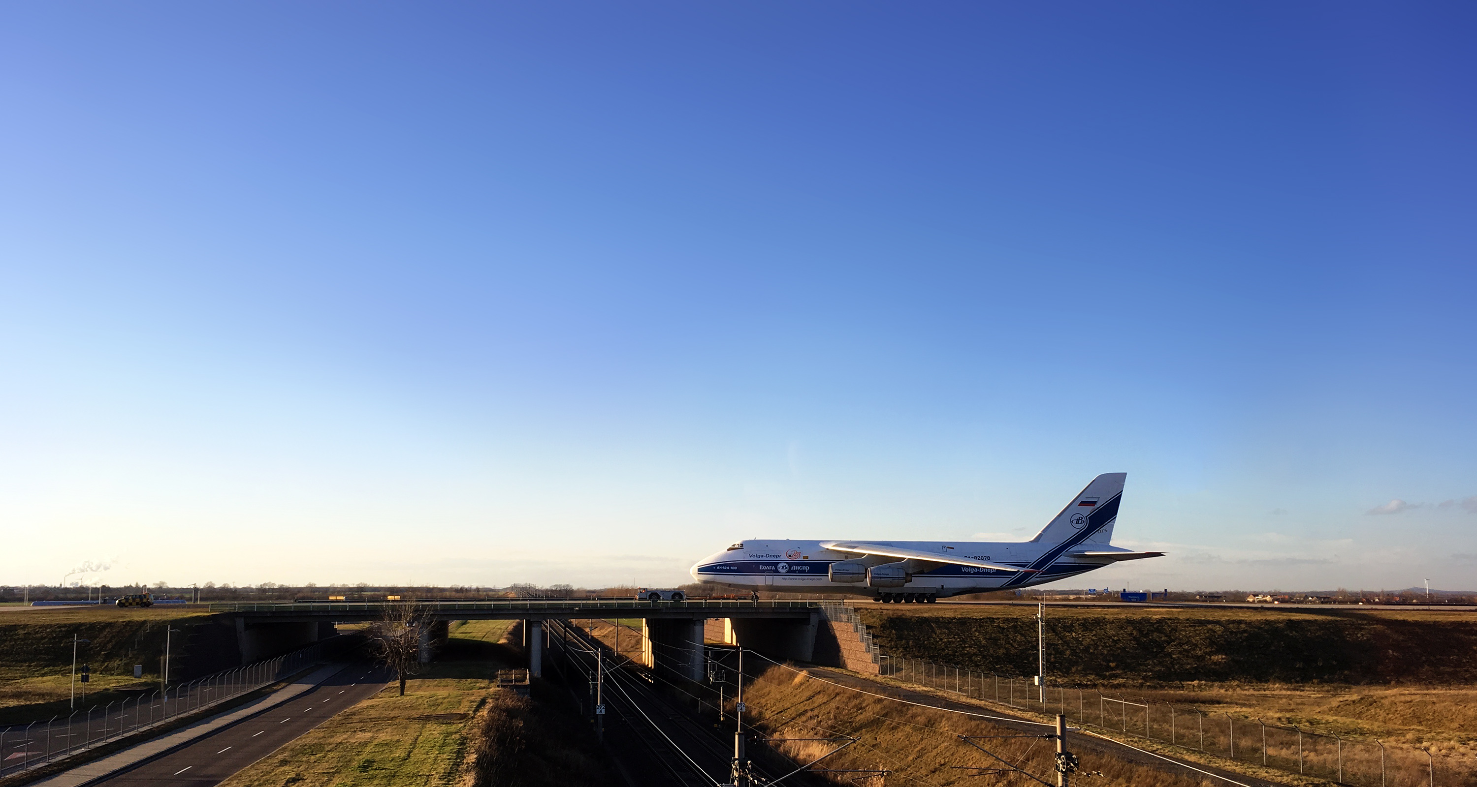 Antonov An-124-100 en el aeropuerto de Leipzig