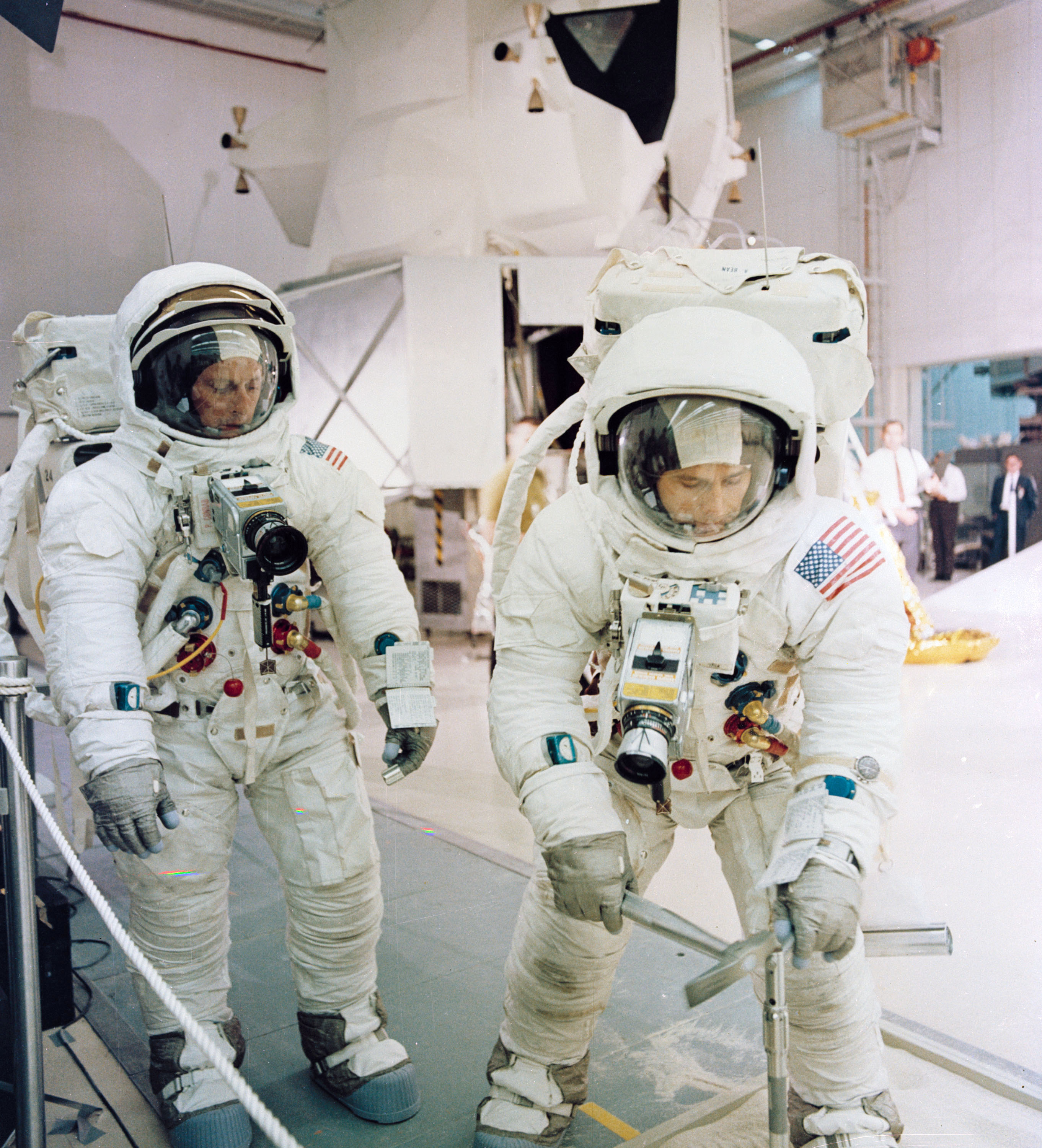 El comandante del Apolo 12, Charles «Pete» Conrad, y el piloto del módulo lunar, Alan Bean, ensayan actividades en la superficie lunar