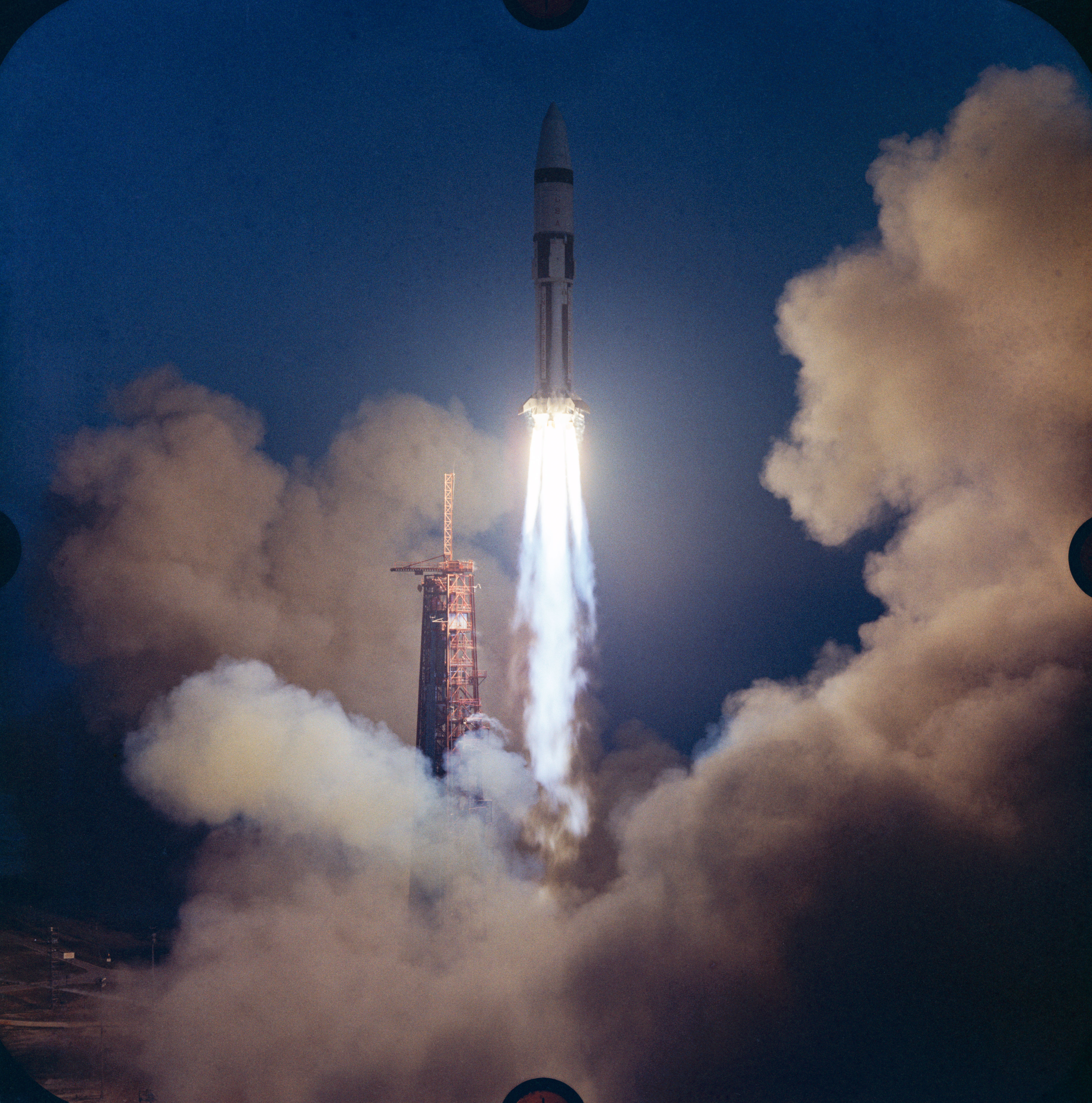 Apollo V — despegue, segunda vista (S68-19460)