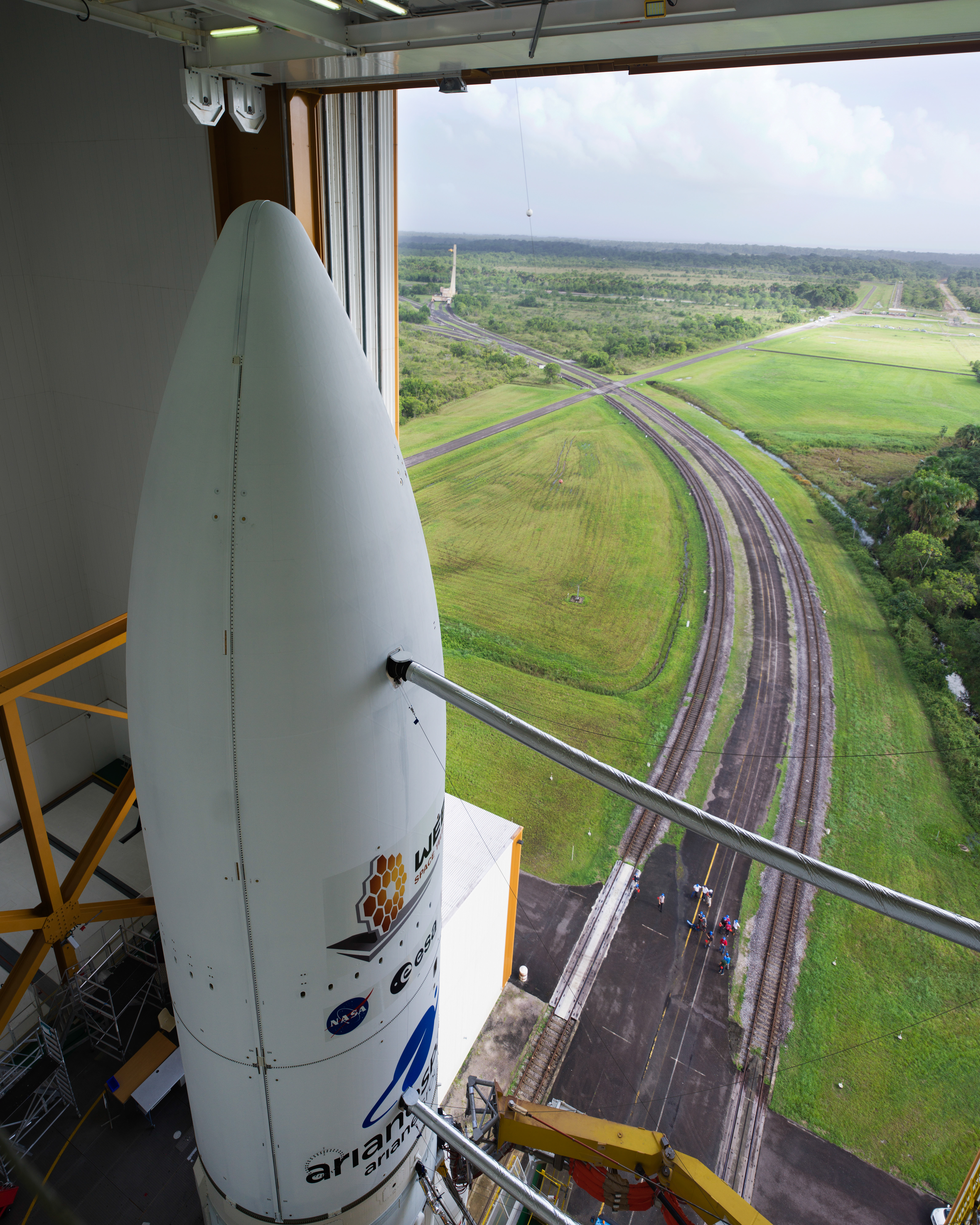 Ariane 5ECA VA256 con el JWST en el edificio de ensamblaje final, 23 dic 2021