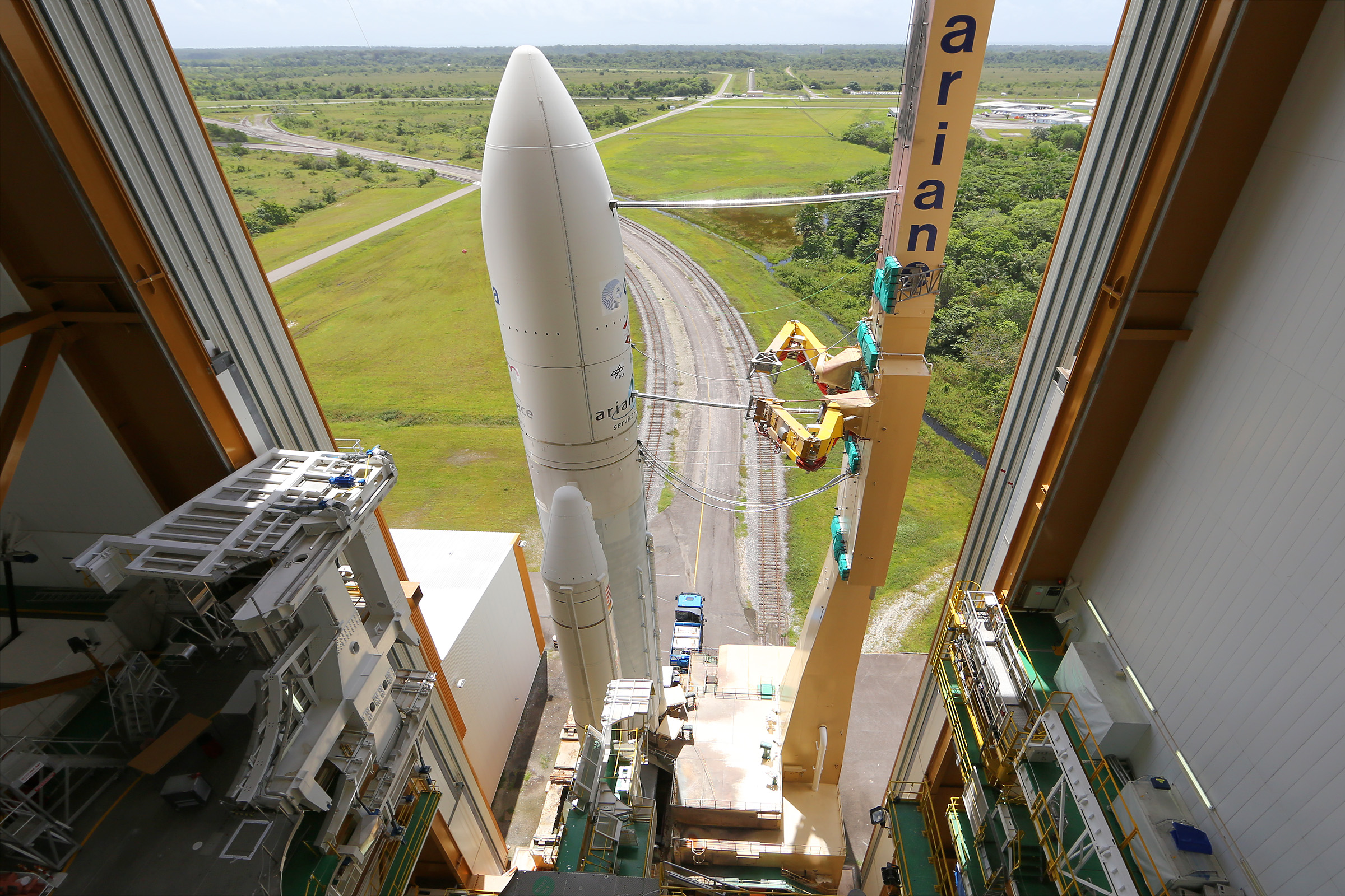 Ariane 5ES con el ATV-4 «Albert Einstein» en su traslado a la rampa de lanzamiento (vuelo VA-213)