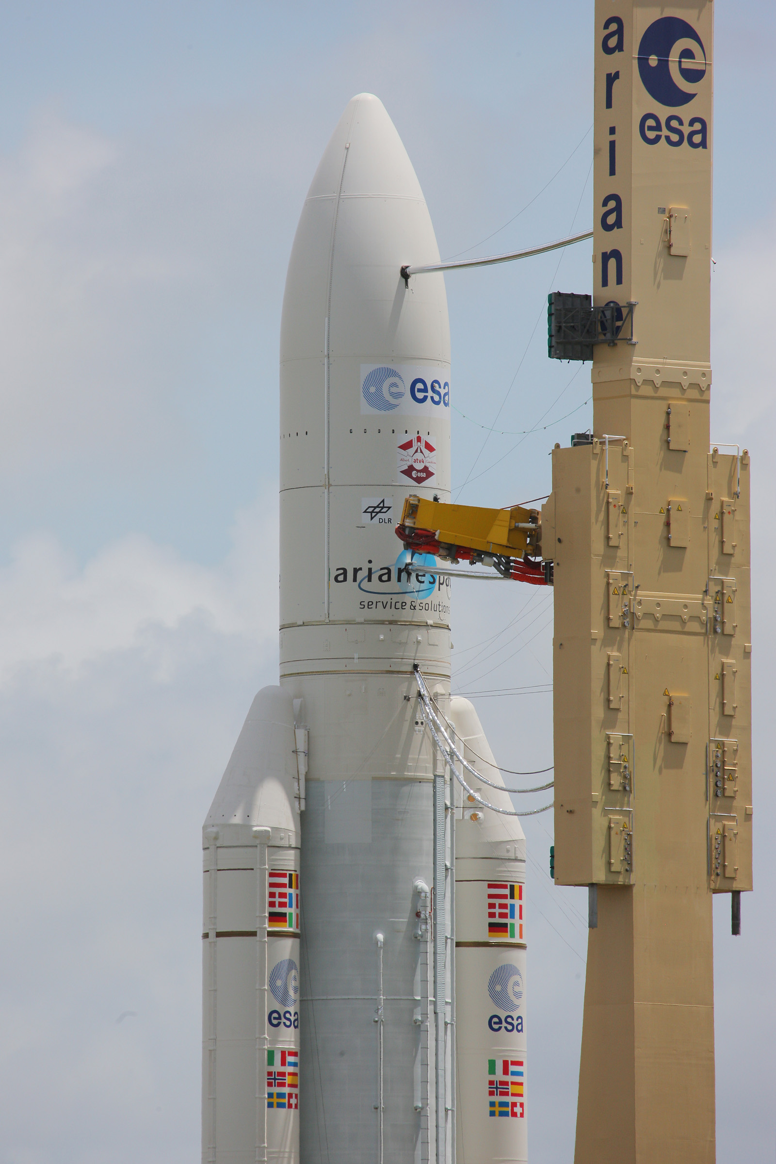 Ariane 5 ES in trasferimento verso la rampa di lancio con l'ATV-4