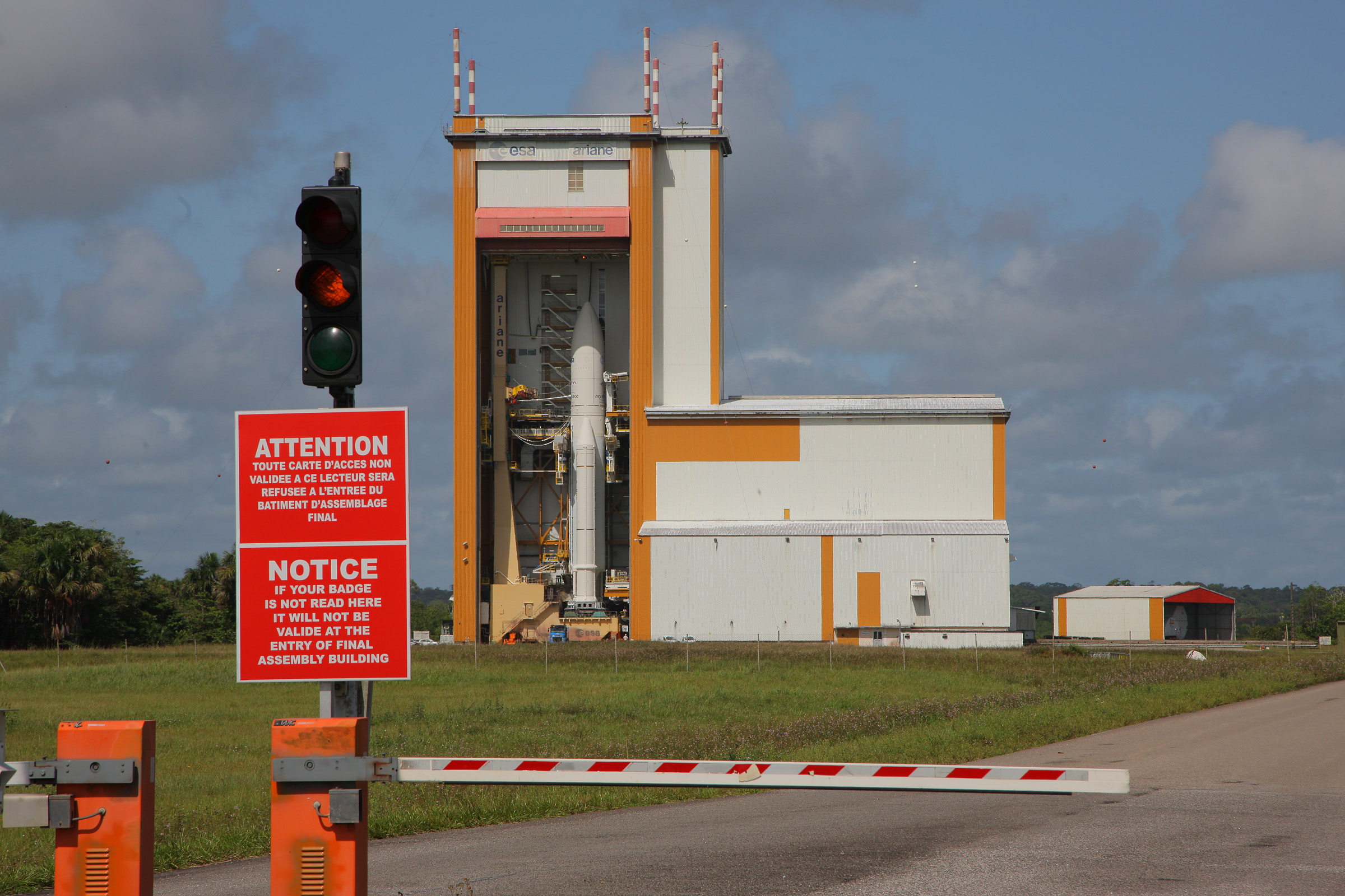 Ariane 5 ES sortant du bâtiment d'assemblage final de Kourou