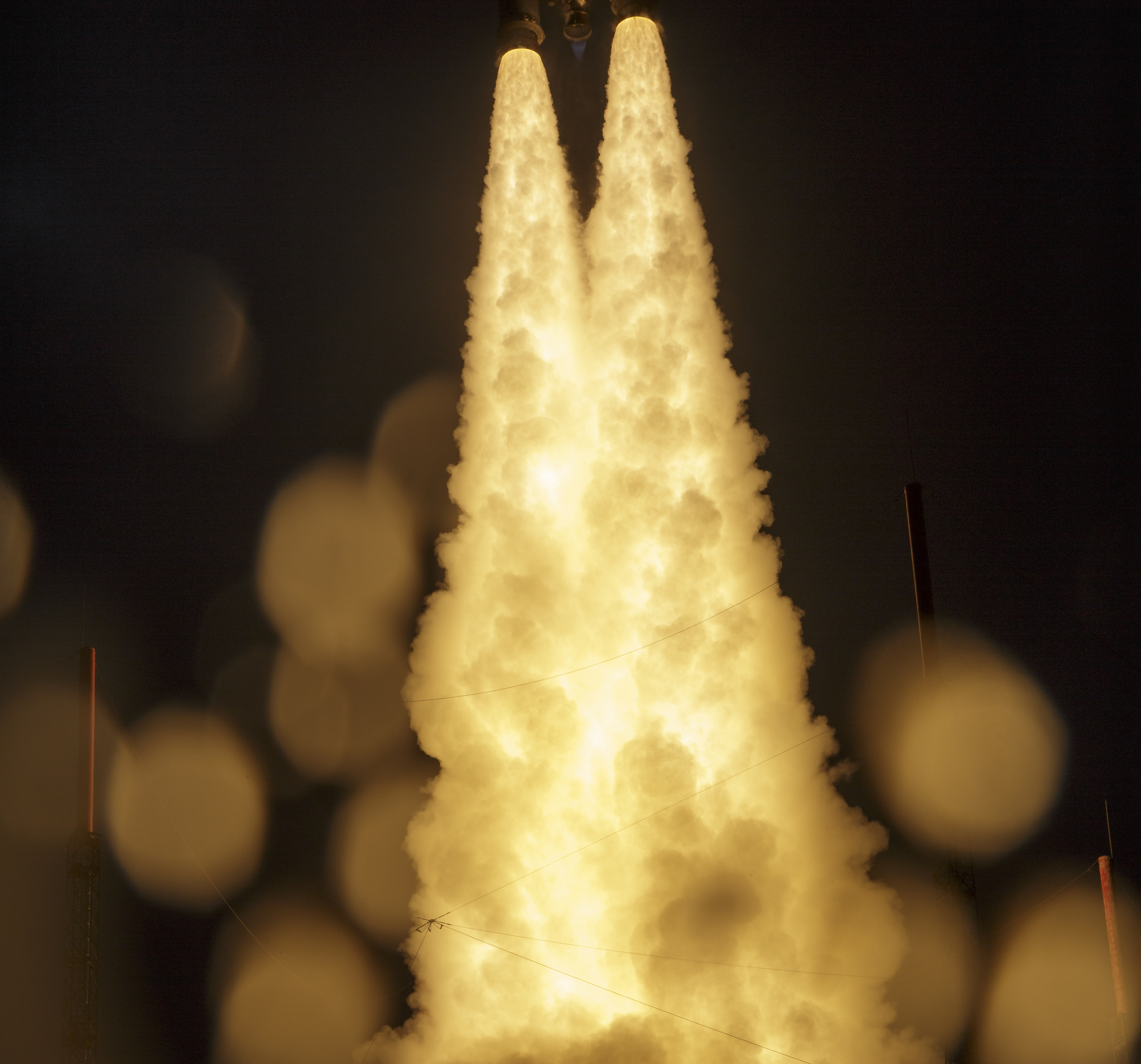 O Ariane 5 da VA256 a ultrapassar a torre em Kourou