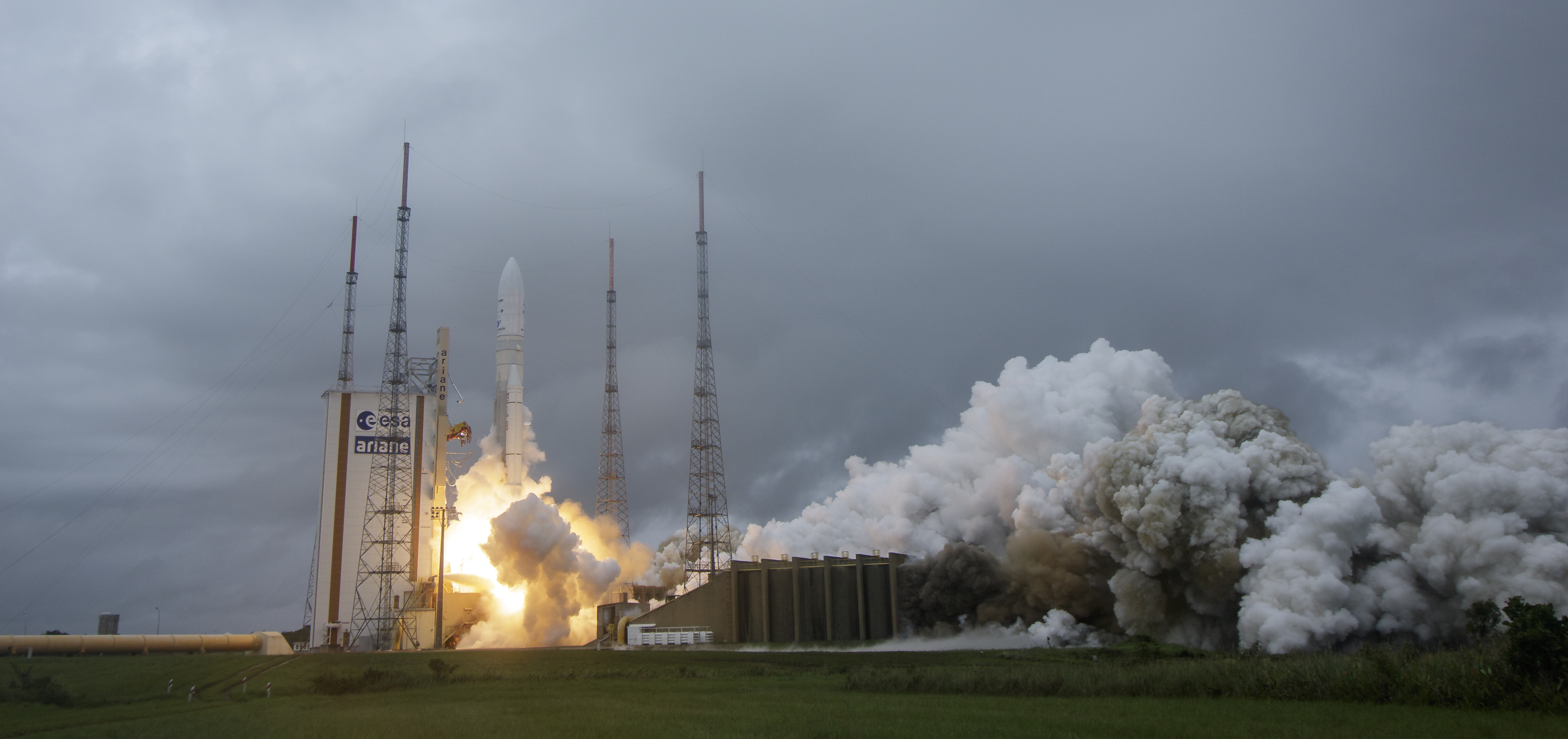 L'Ariane 5 décrivant son arc au-dessus de la côte guyanaise après le décollage