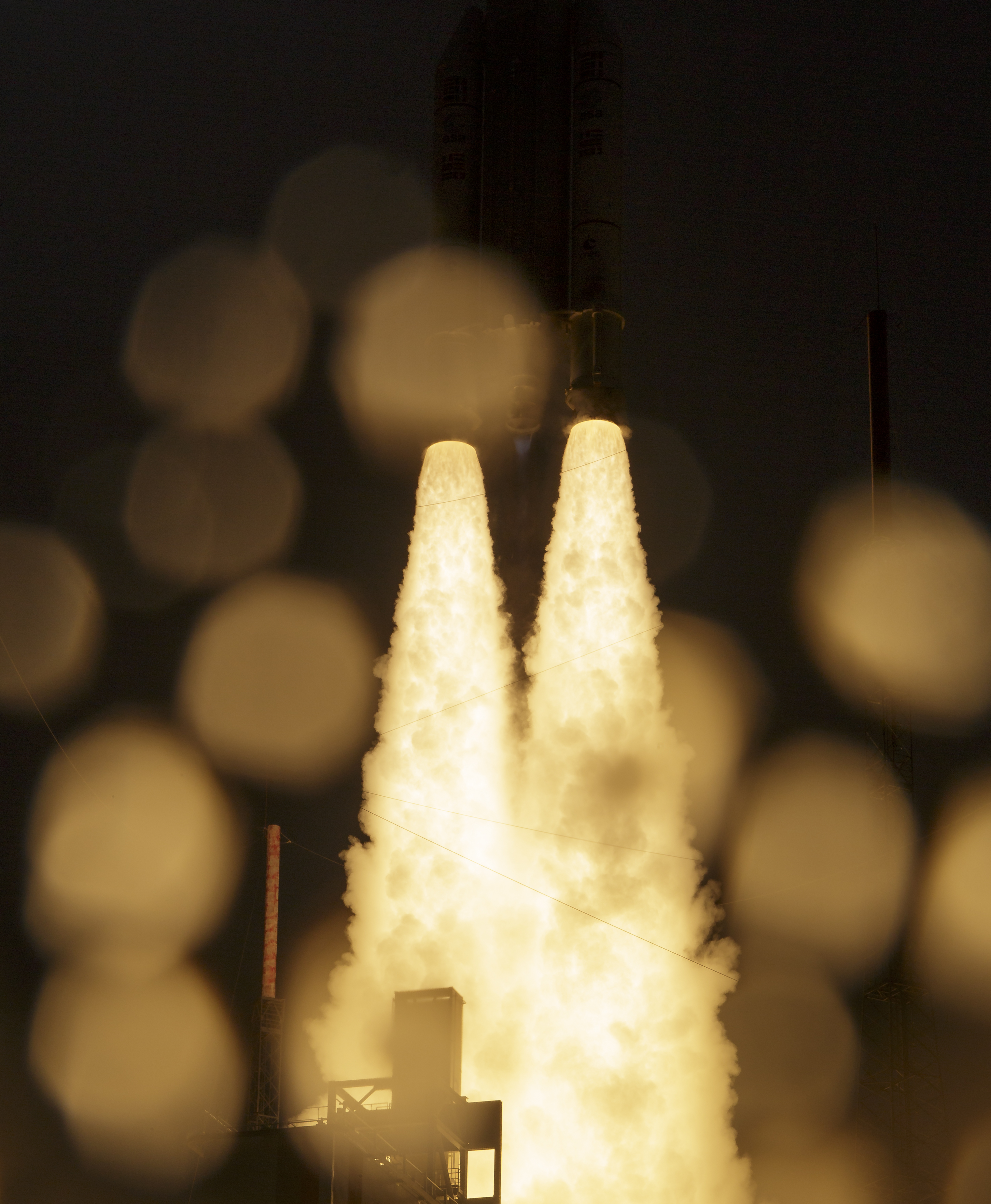 L'Ariane 5 in salita si allontana dal Guiana Space Centre con Webb a bordo
