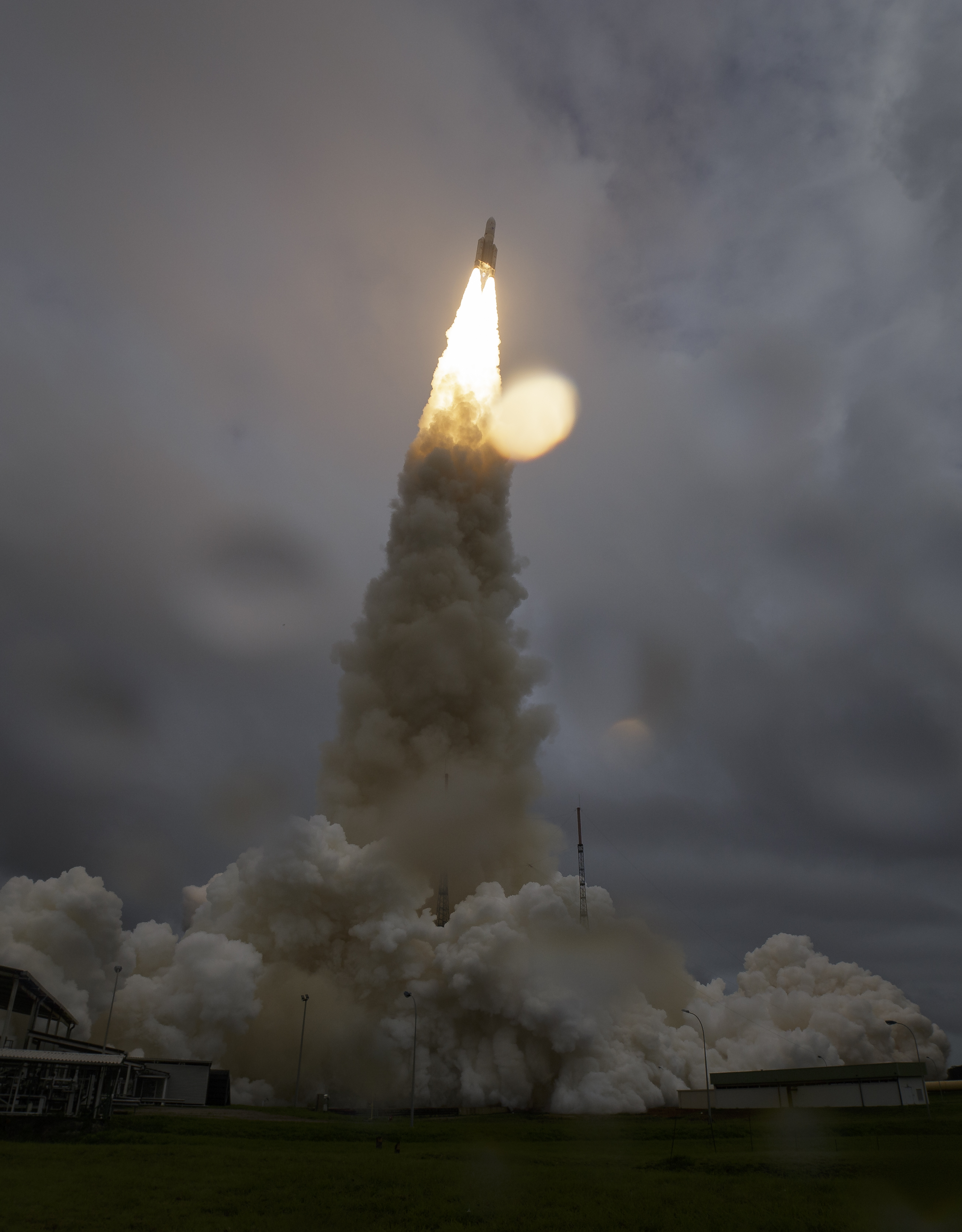 Ariane 5 lifts off from Kourou with the James Webb Space Telescope, 25 December 2021