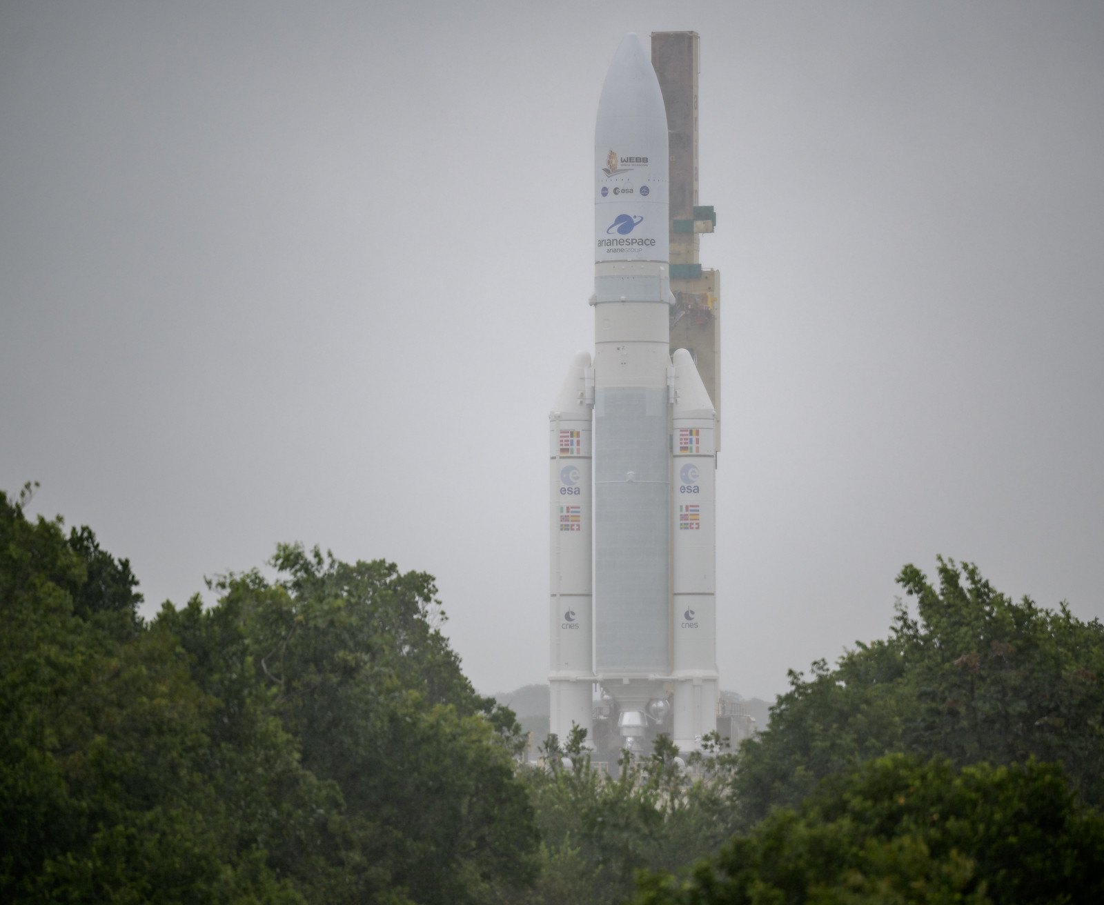 Ariane 5 sur le pas de tir avec le télescope spatial James Webb