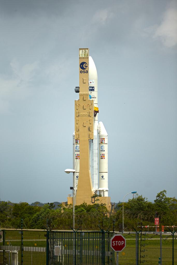Ariane 5 na rampa de lançamento com o satélite MSG-4