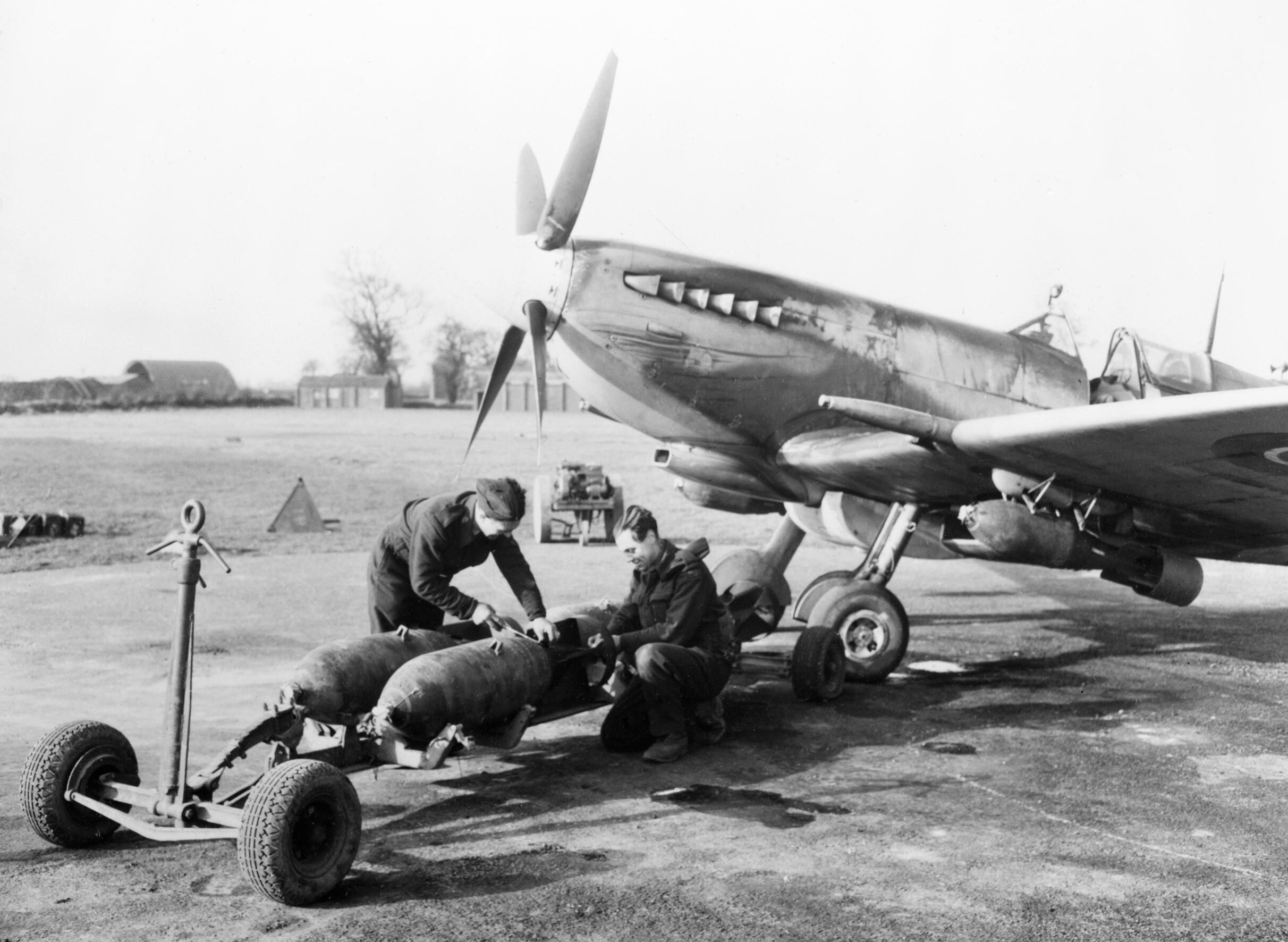 Armeros cargando bombas en un Spitfire Mk XVI del 603 Squadron RAF, Ludham, marzo de 1945
