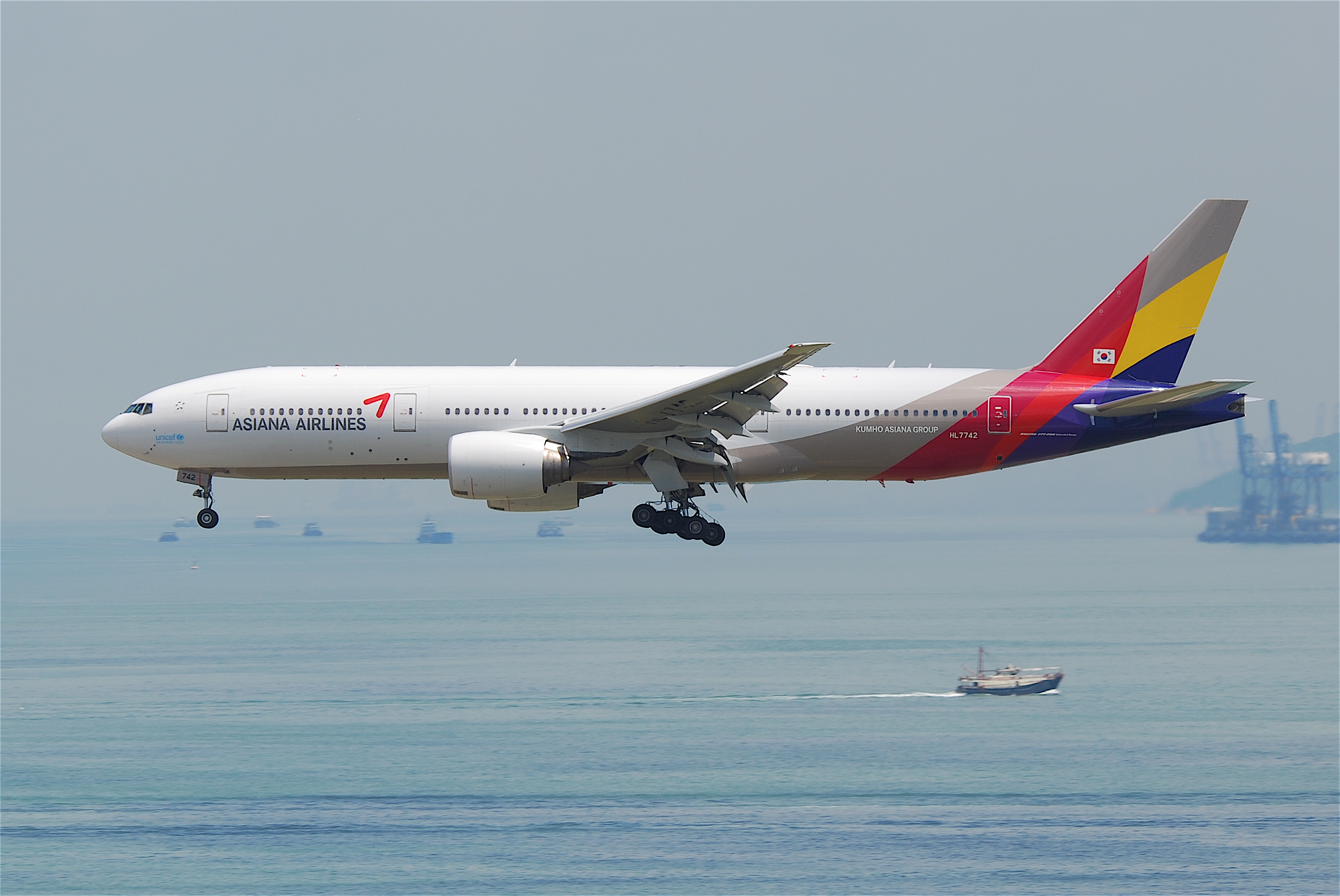 Asiana Airlines Boeing 777-200ER; HL7742@HKG;31 07 2011 614fz