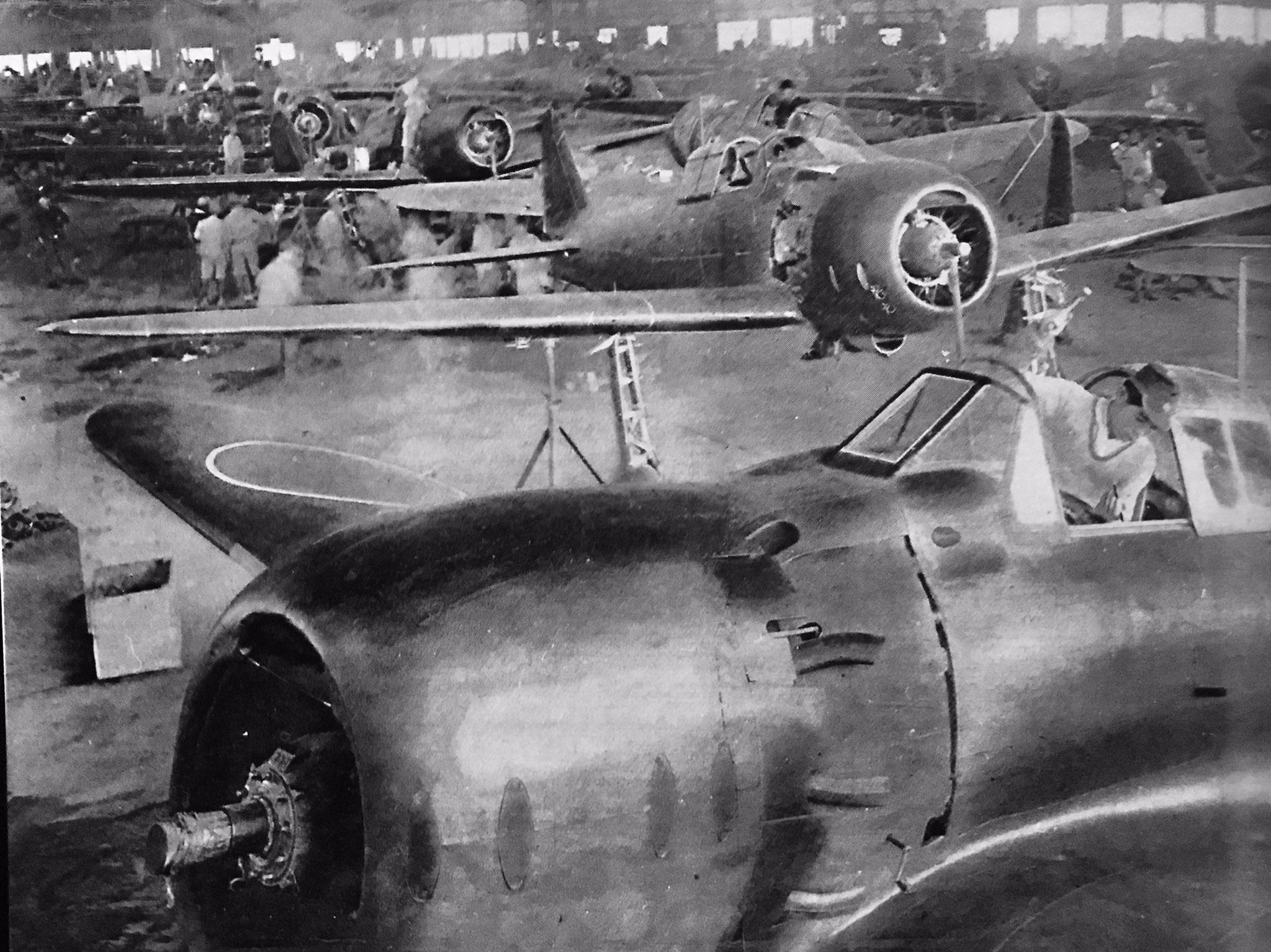 Montaje de cazas Zero Mitsubishi A6M5 Modelo 52 en la planta de Koizumi
