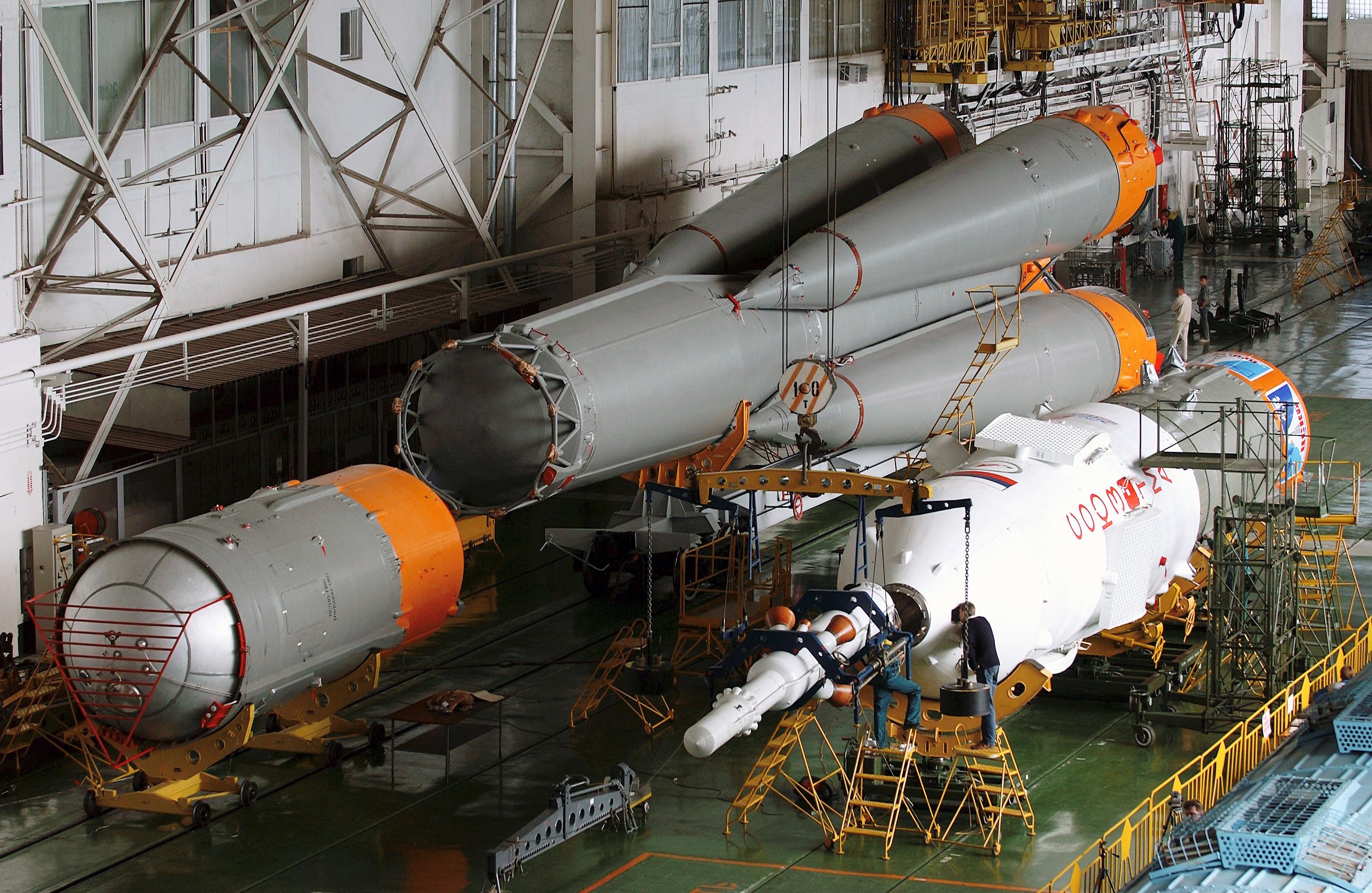Montage einer Soyuz-Trägerrakete im Integrationsgebäude