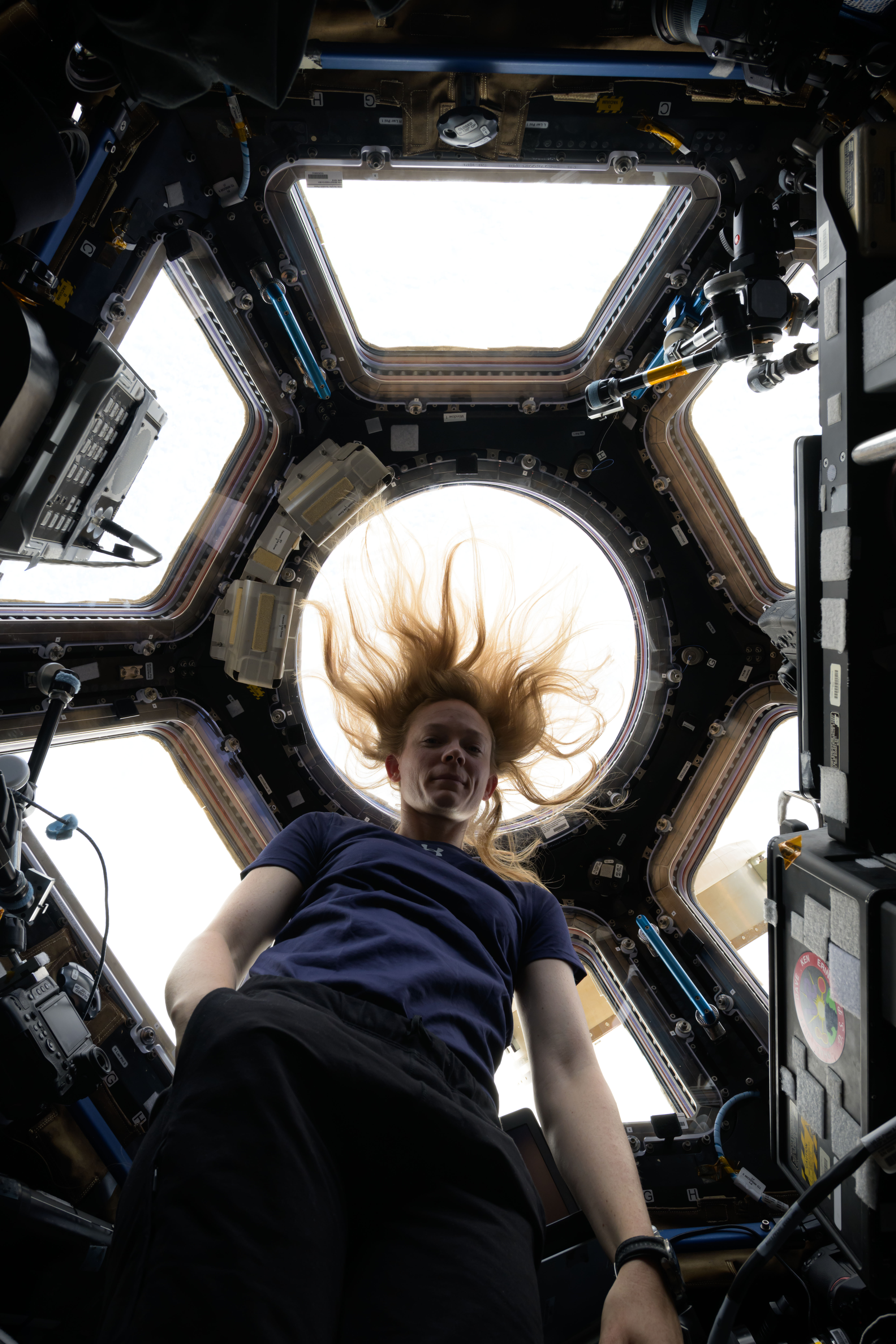 La astronauta Nichole Ayers posa para un retrato dentro de la cúpula de siete ventanas (iss072e978930)