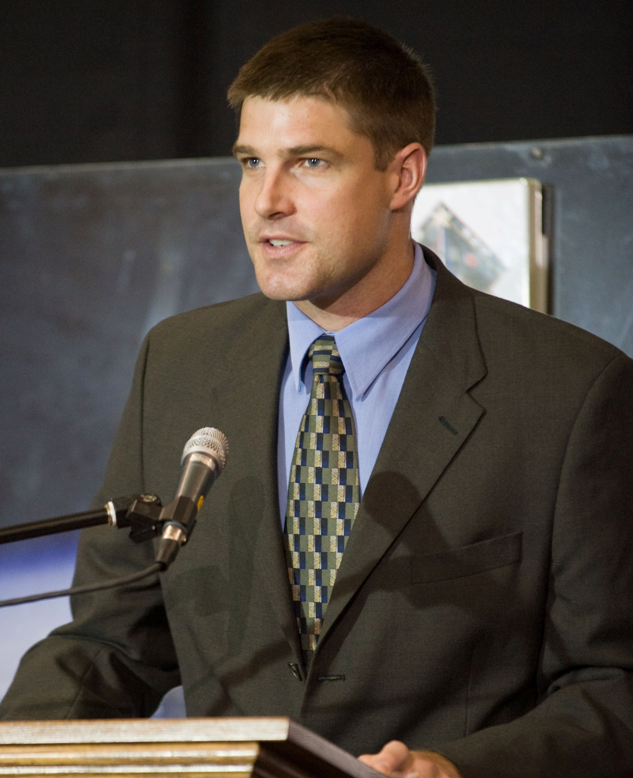 El candidato a astronauta Jeremy Hansen se dirige a una multitud en el Johnson Space Center