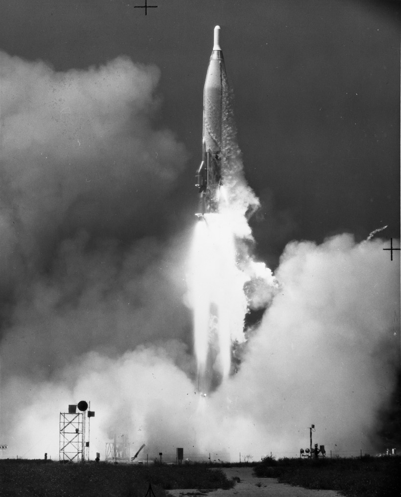 Lançamento de um ICBM Atlas pelo 6595th Aerospace Test Wing na Vandenberg AFB