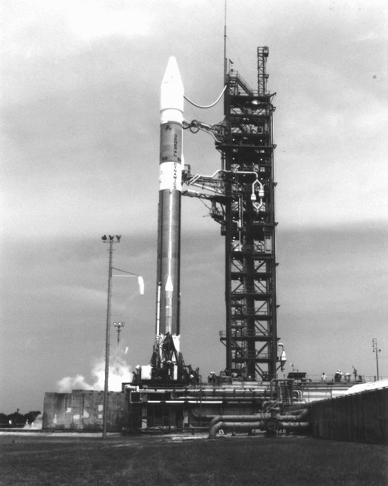 Atlas II (AC-104) con il DSCS III B-9 sulla rampa di lancio di Capo Canaveral
