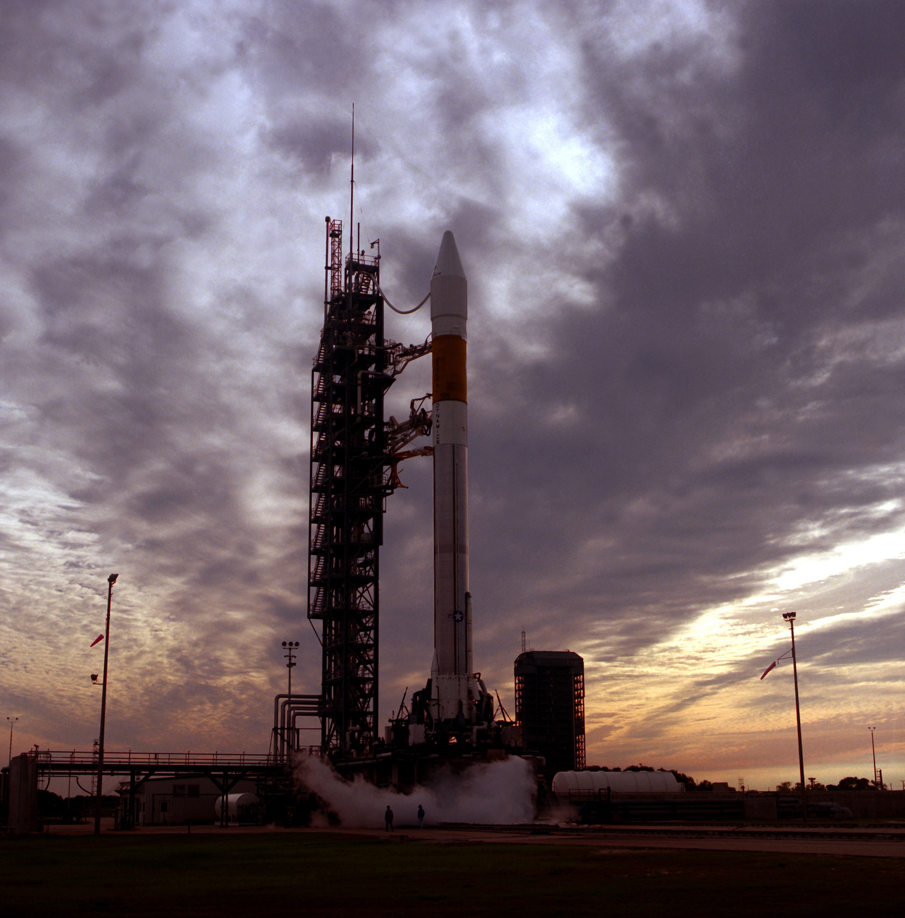 Atlas II con el DSCS III B-10 en el Complejo de Lanzamiento 36A, Cabo Cañaveral