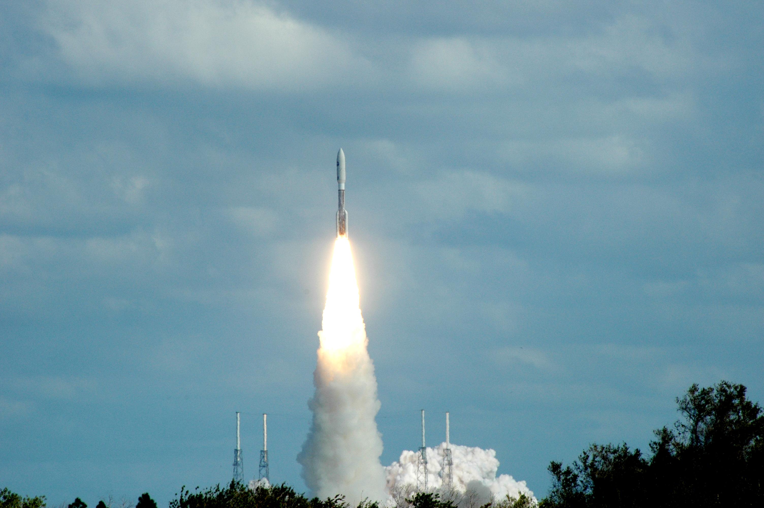 Atlas V 551 launches with New Horizons