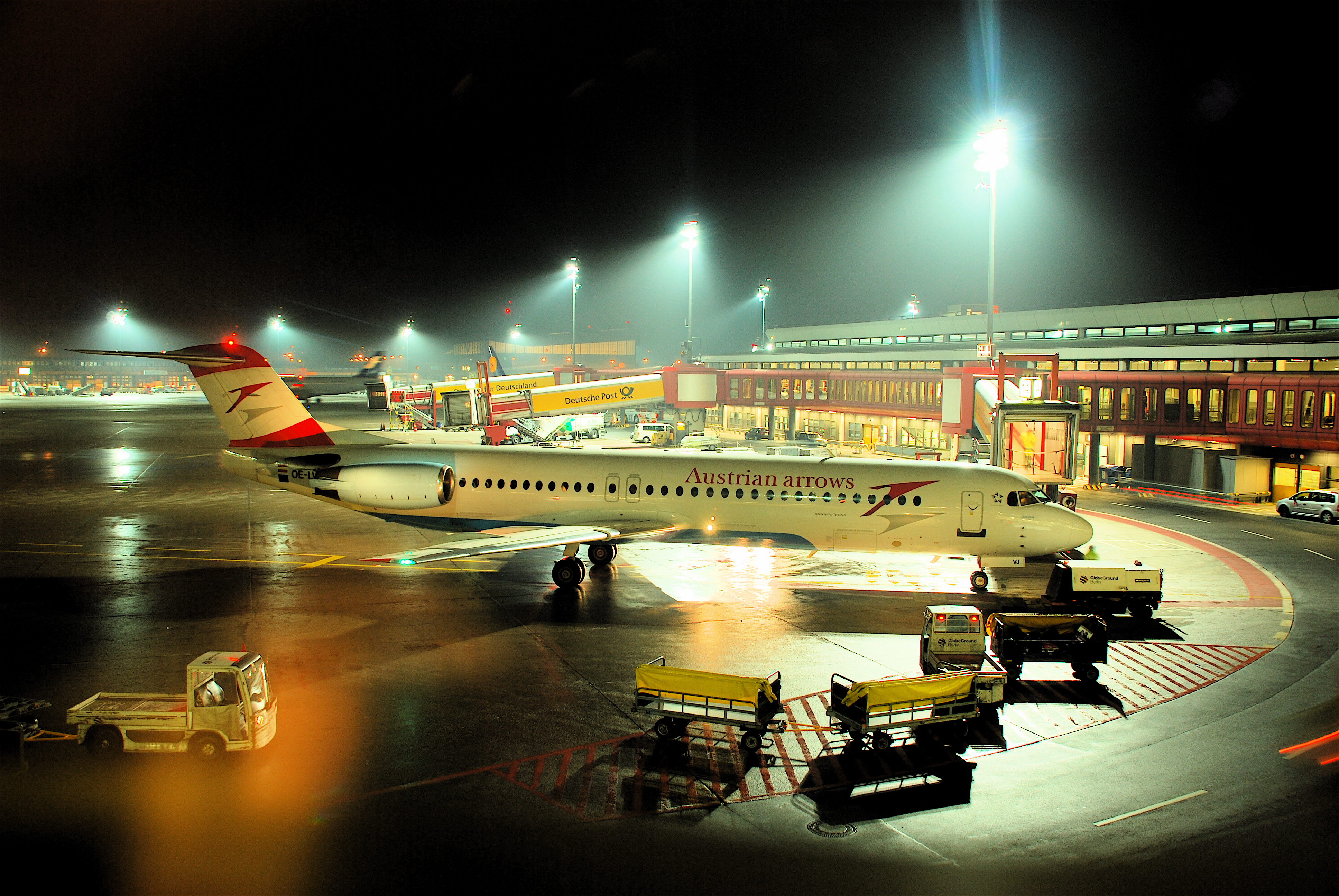 Austrian Arrows Fokker 100 OE-LVJ à Berlin Tegel