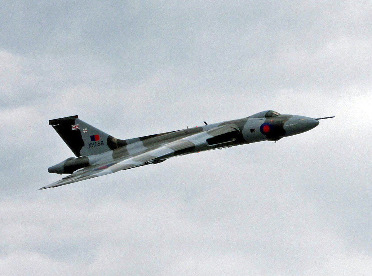Avro Vulcan B 2 XH558 sobrevolando Woodford, su lugar de fabricación, en 2015
