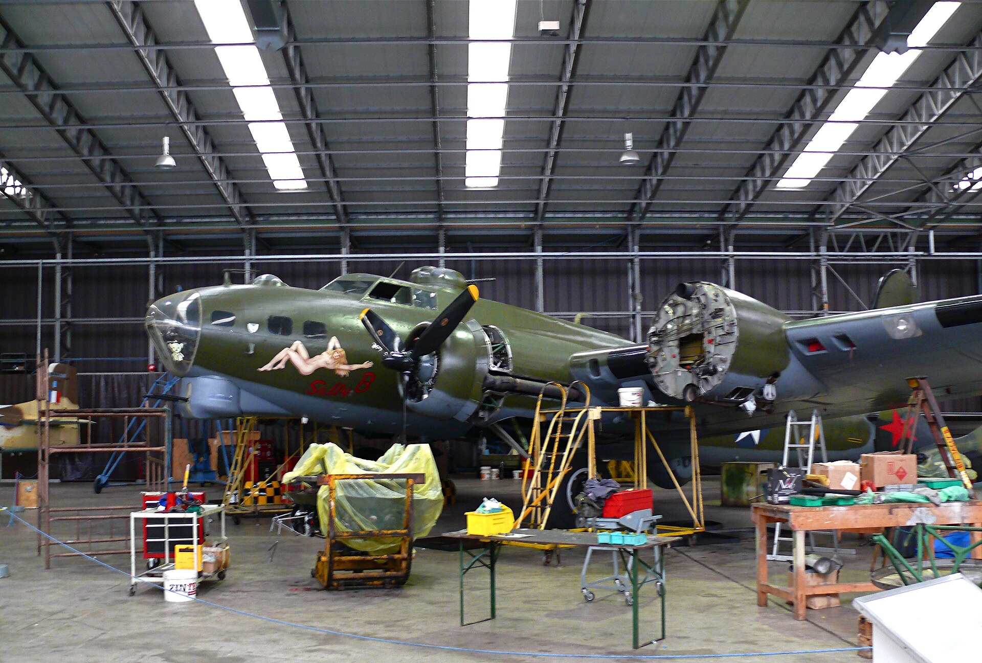 B-17 Sally B en mantenimiento en el Hangar 2, Duxford.