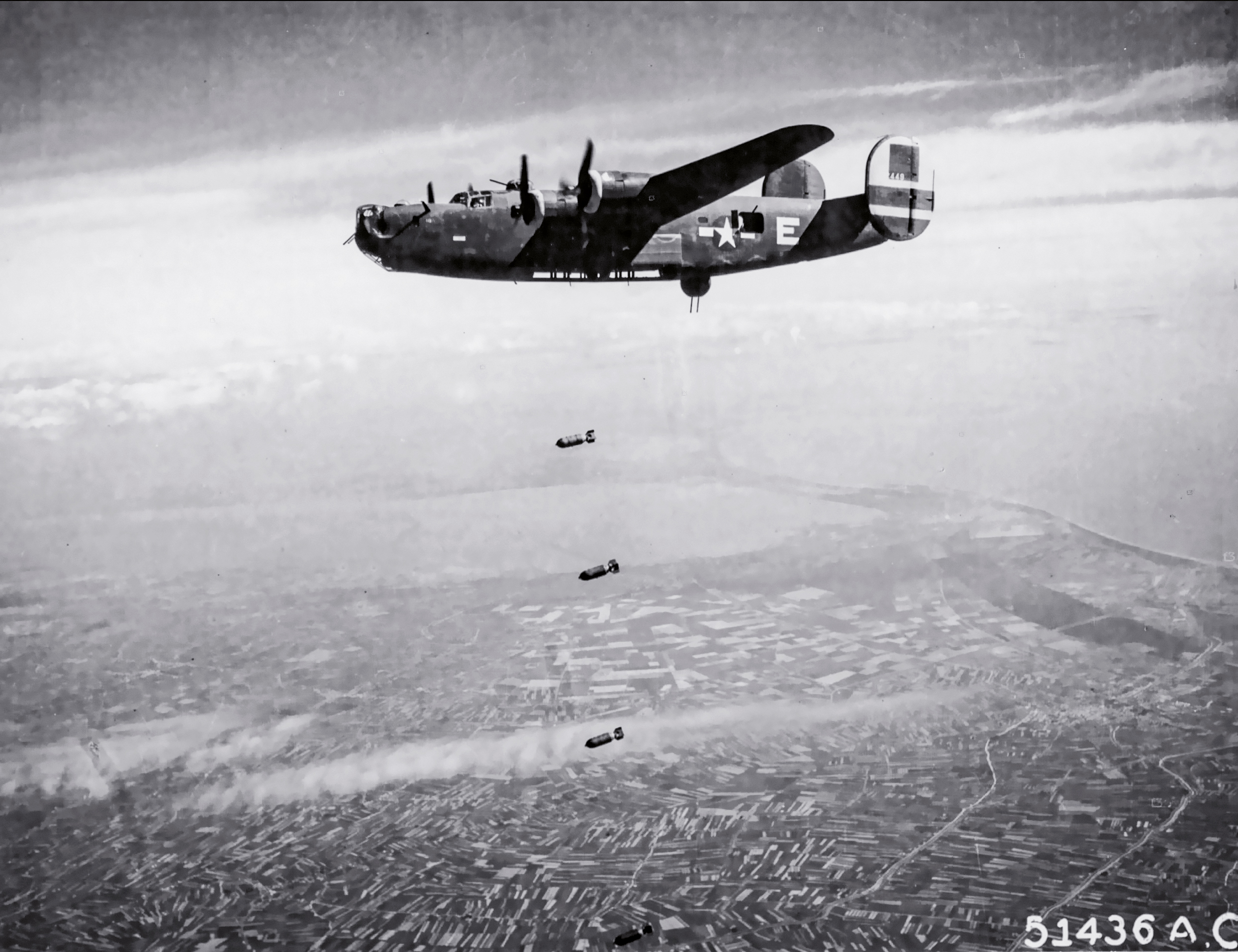 B-24D "Gum Drop" sobre los patios ferroviarios de Forlì, mayo de 1944