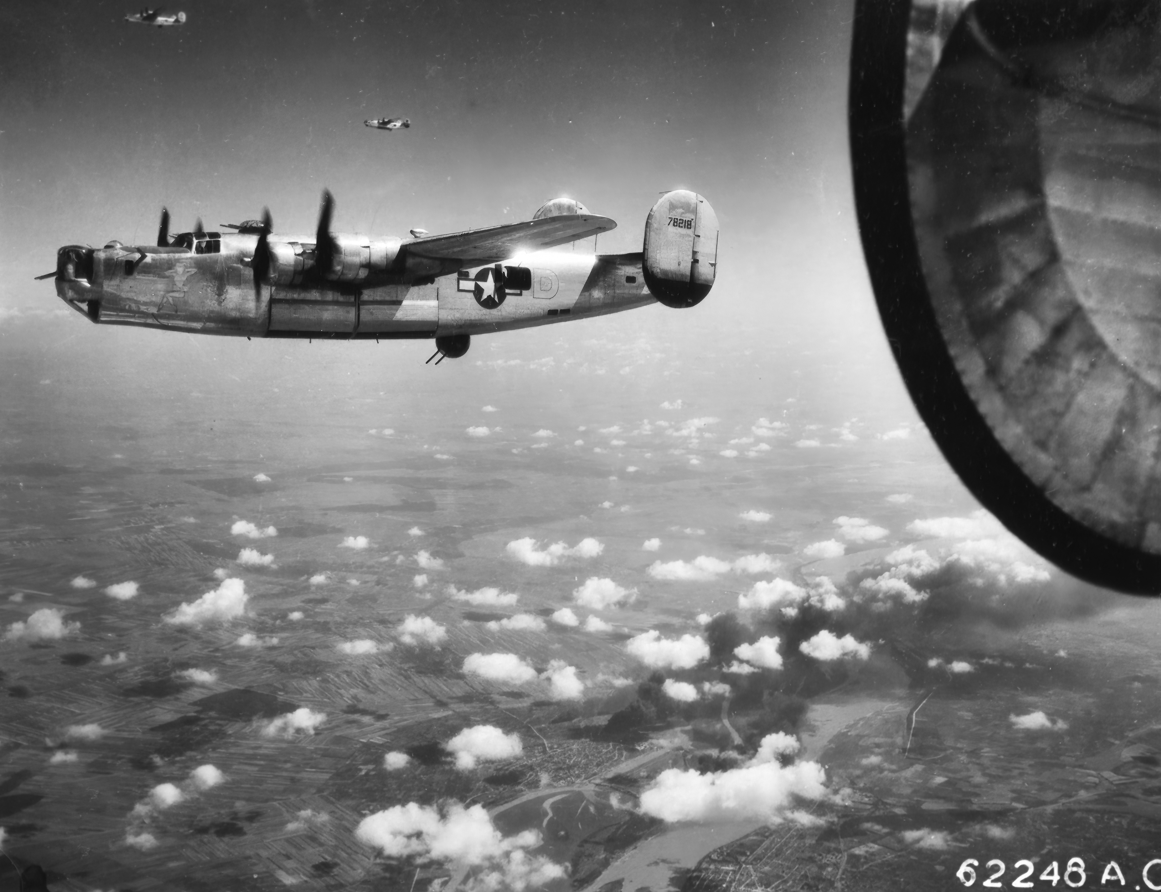 B-24G sobre depósitos de petróleo cerca de Giurgiu, Rumanía, junio de 1944