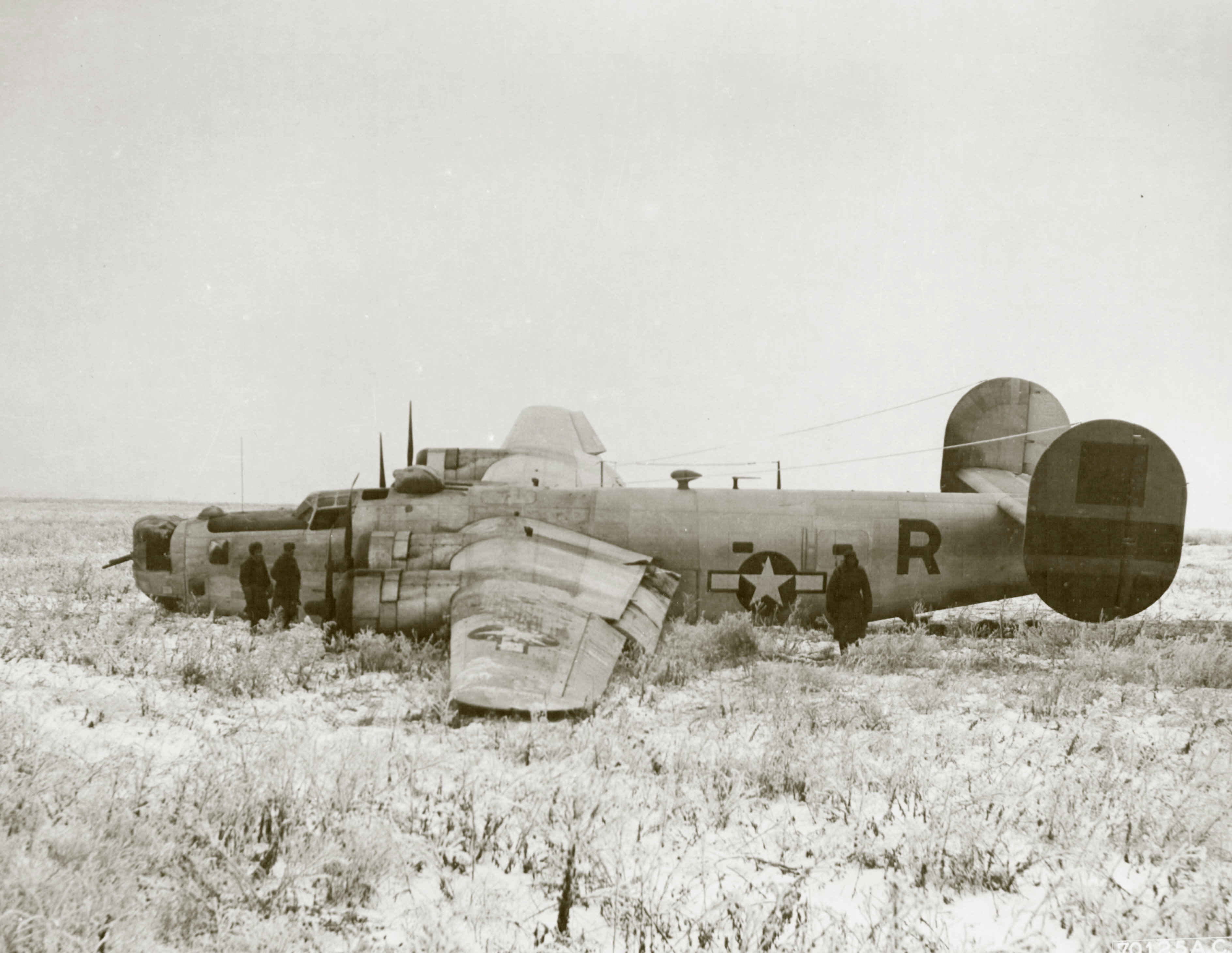 B-24J dañado tras aterrizar con niebla en Poltava, URSS, enero de 1945