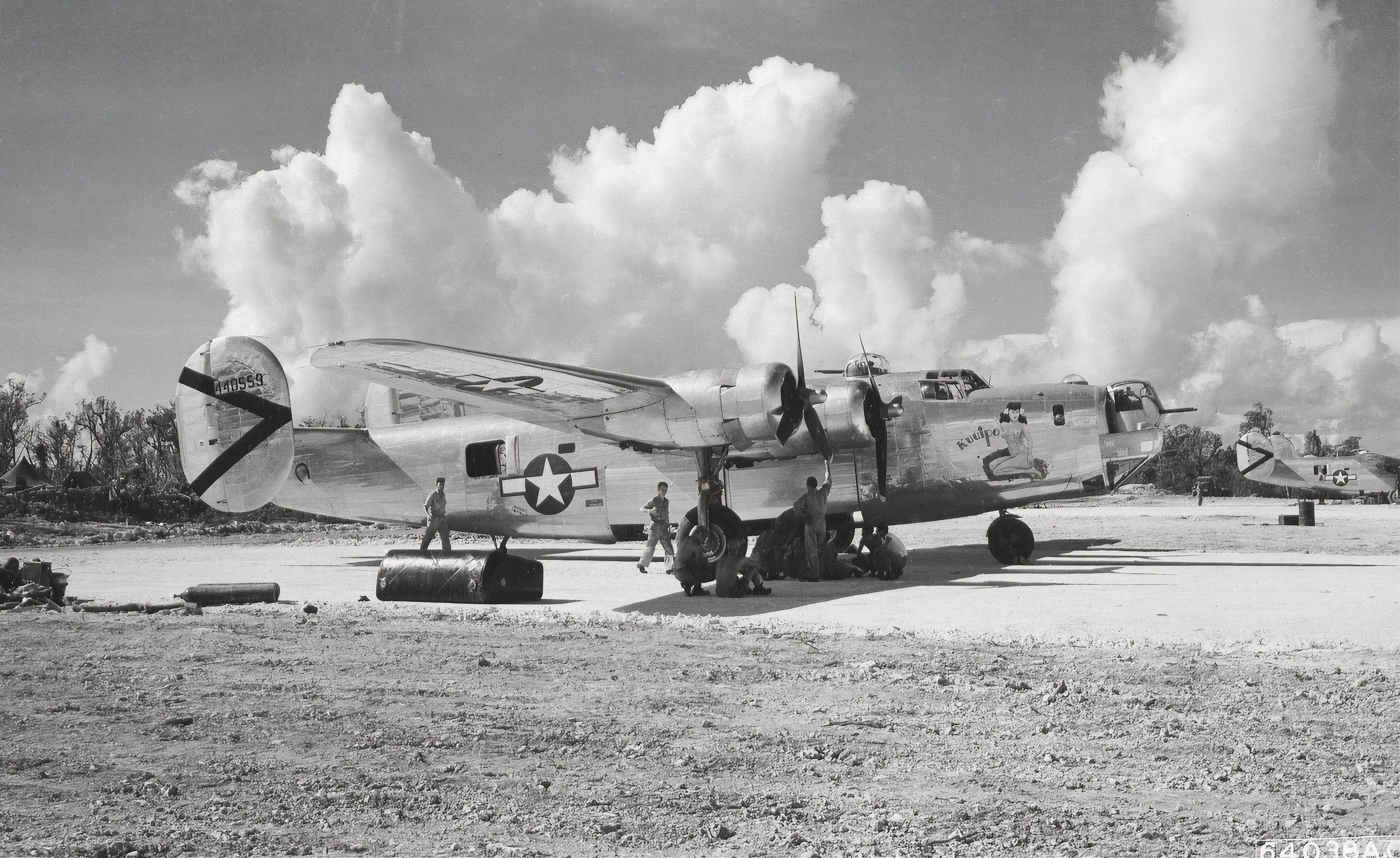 B-24J del 494º Bomb Group sobre las islas Carolinas, octubre de 1944