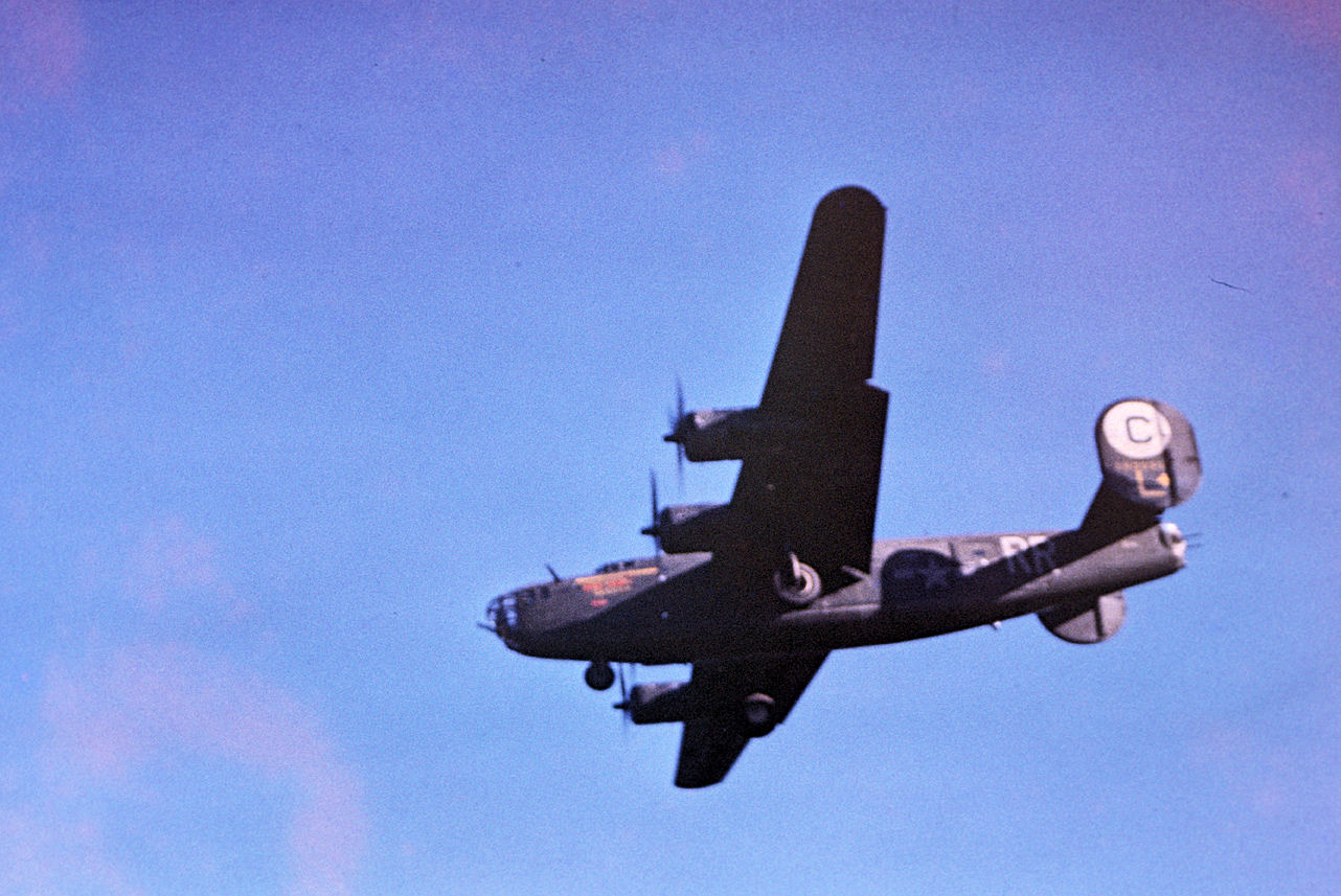 B-24 Liberator del 389º Bombardment Group aterrizando en RAF Hethel