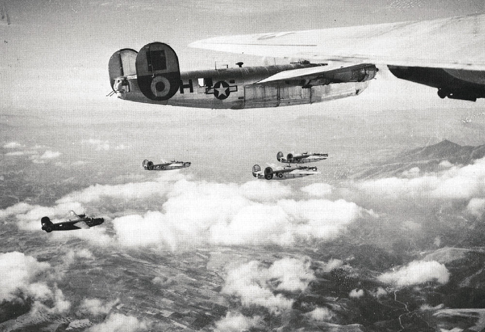B-24 Liberators del 460º Bombardment Group en formación