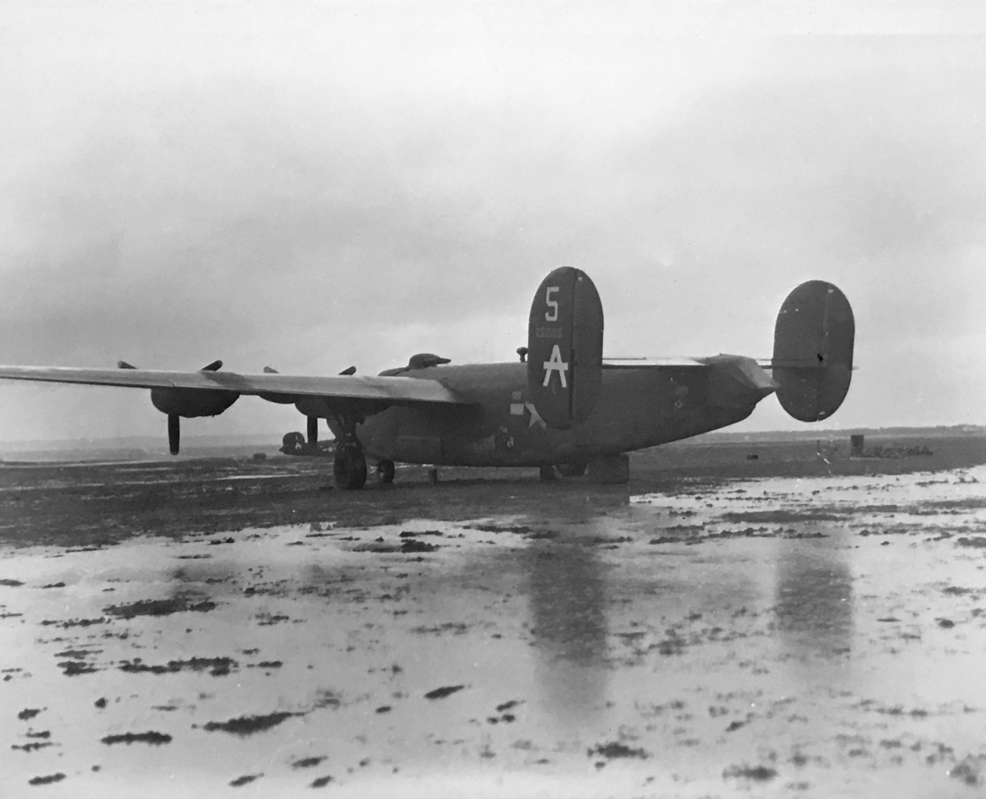 B-24 del 449º Bomb Group con "Bar A" pintado en la cola