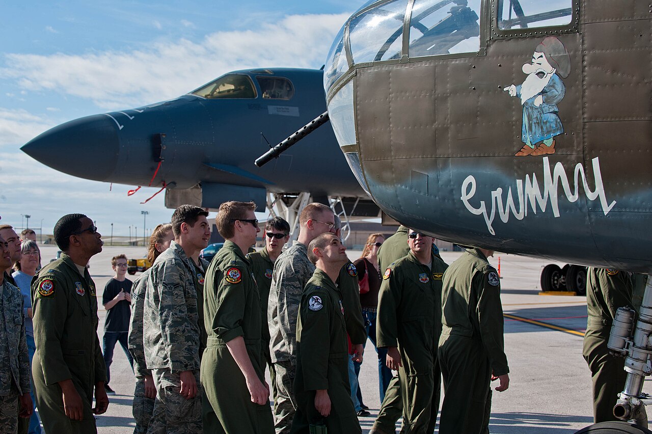 B-25 besucht Ellsworth 120420 F-HK400 252