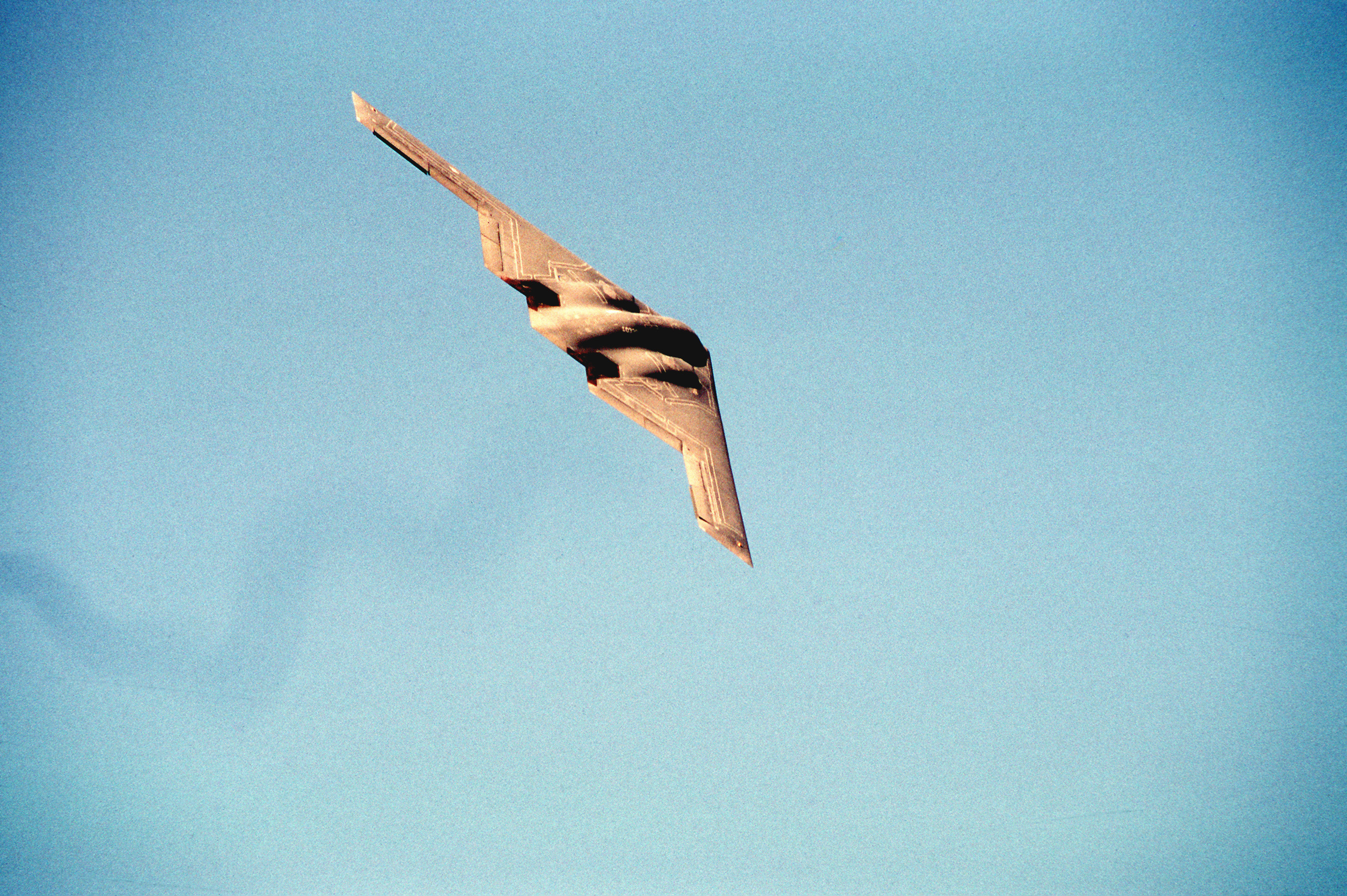 B-2 «Spirit of California» (AV-9) sobrevolando la ceremonia de bautizo del «Spirit of Kansas», 18 de mayo de 1995; configuración Block 10