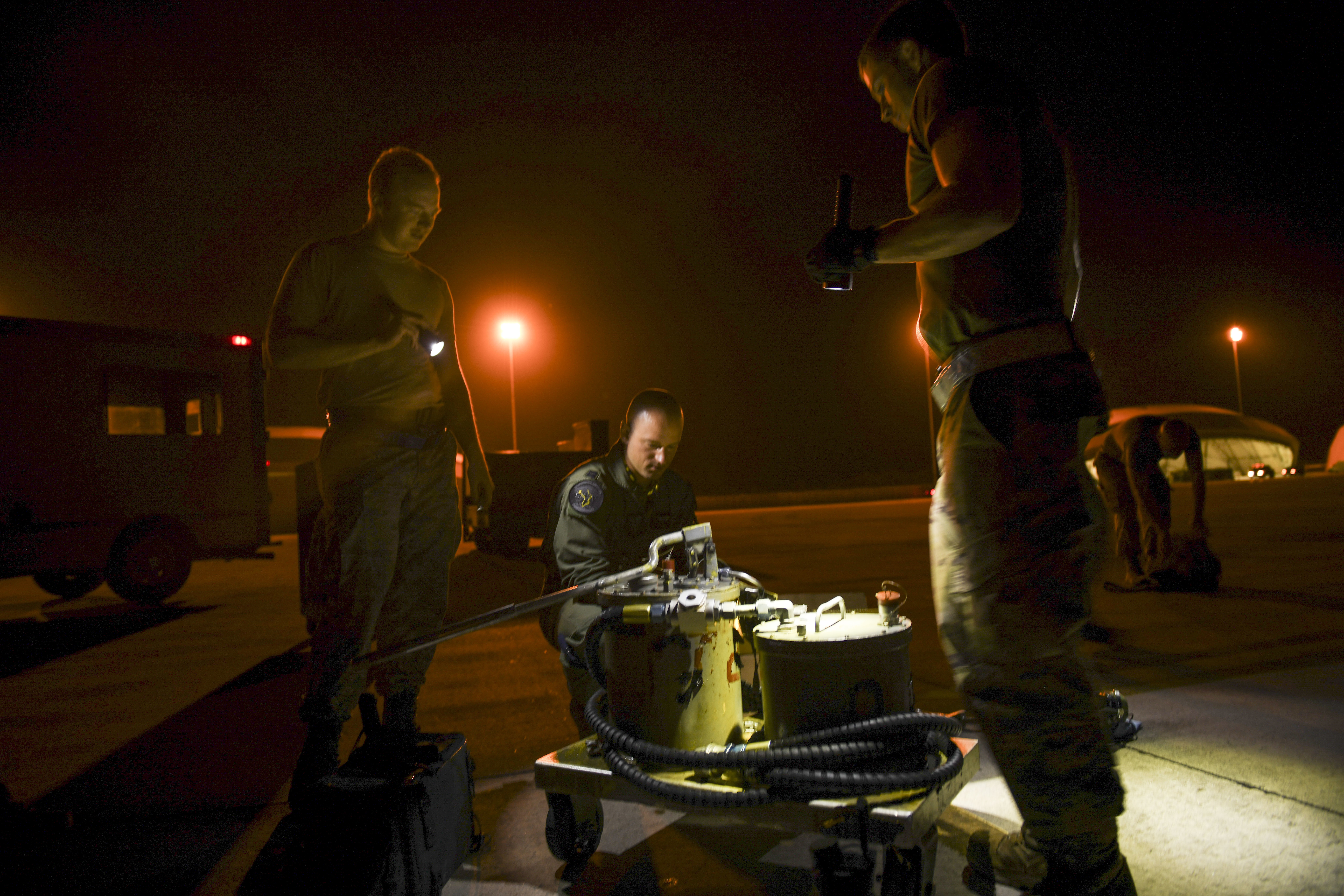 Des techniciens de maintenance et des pilotes du B-2 Spirit effectuent des opérations de maintenance