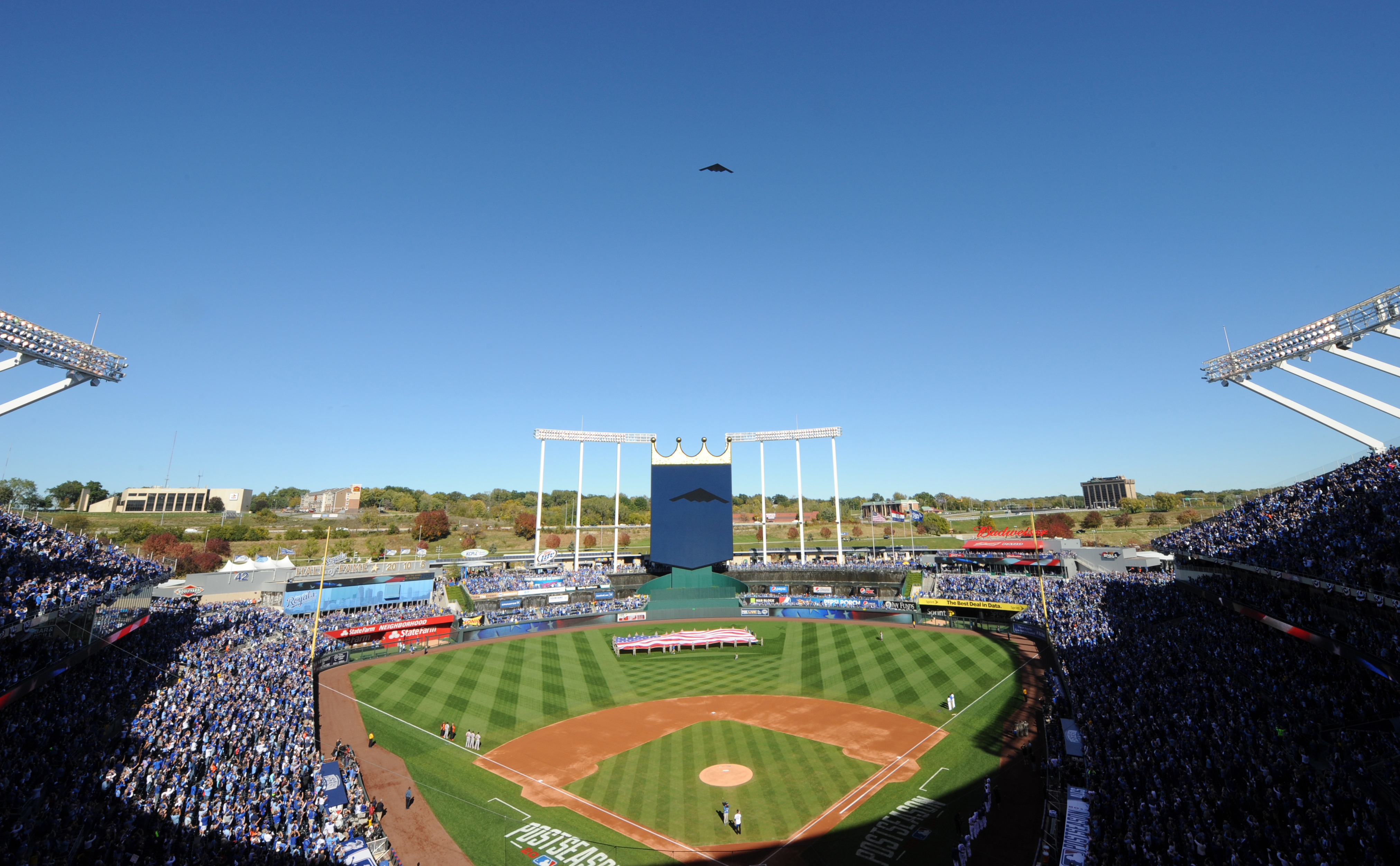 El B-2 Spirit sobrevuela el partido Royals vs. Orioles 141015 F-PD705 004