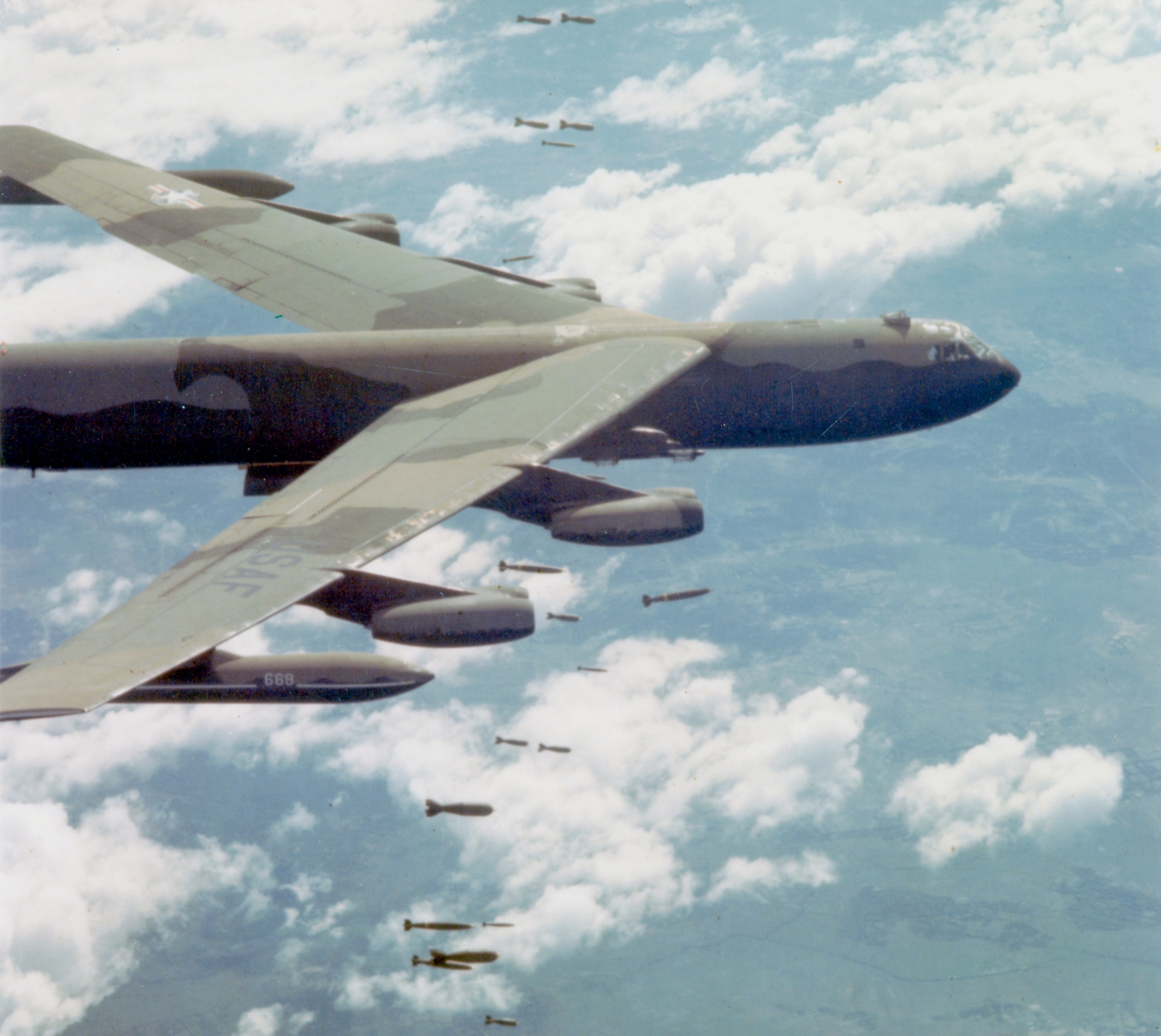 B-52D wirft Bomben über Vietnam ab