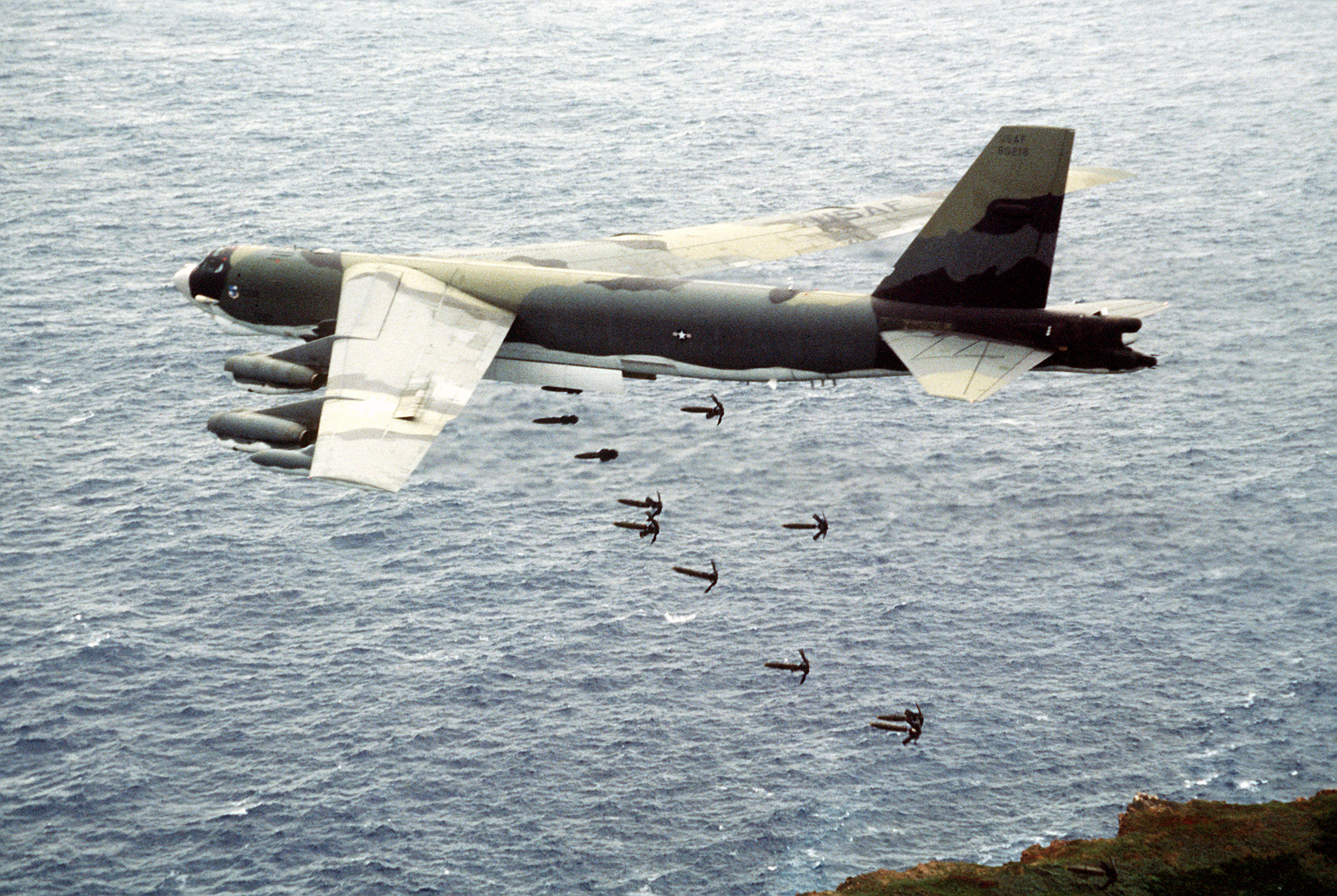 Un B-52G lanzando bombas Mk 82, 1984