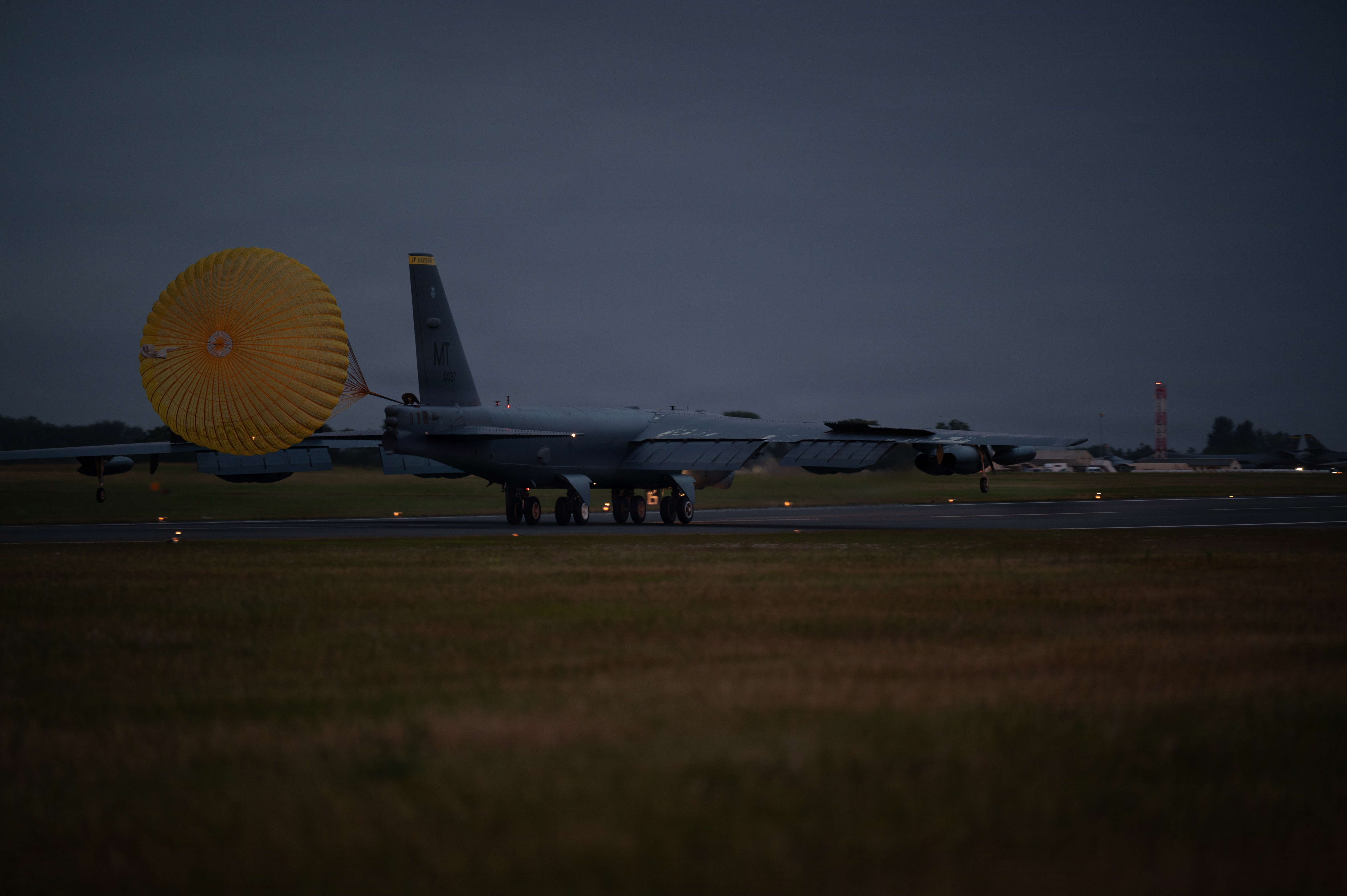 Um B-52H Stratofortress aterra em apoio ao Comando Central dos EUA