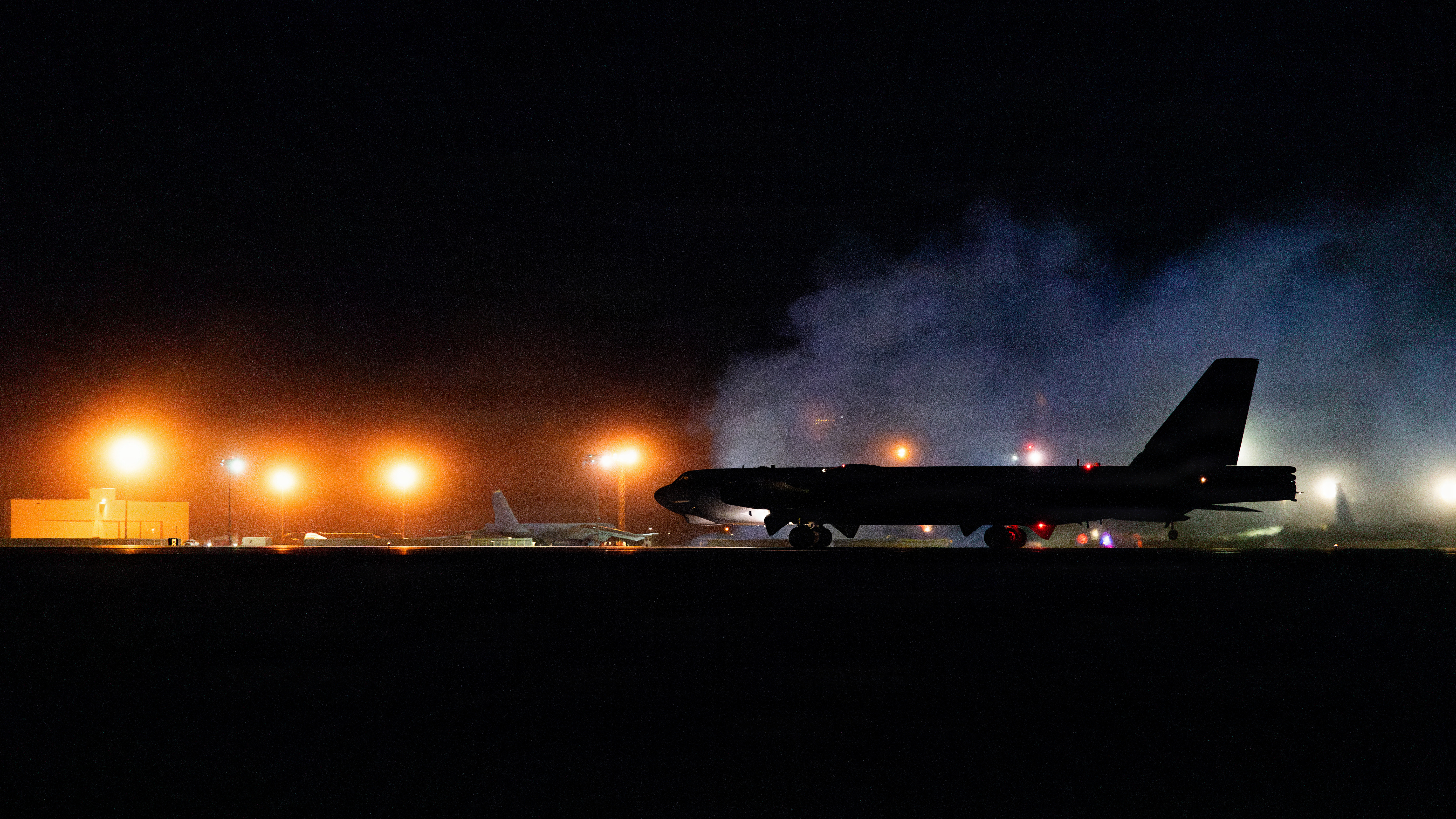 Un B-52H Stratofortress rueda por pista para la Operación Epic Fury (2026)