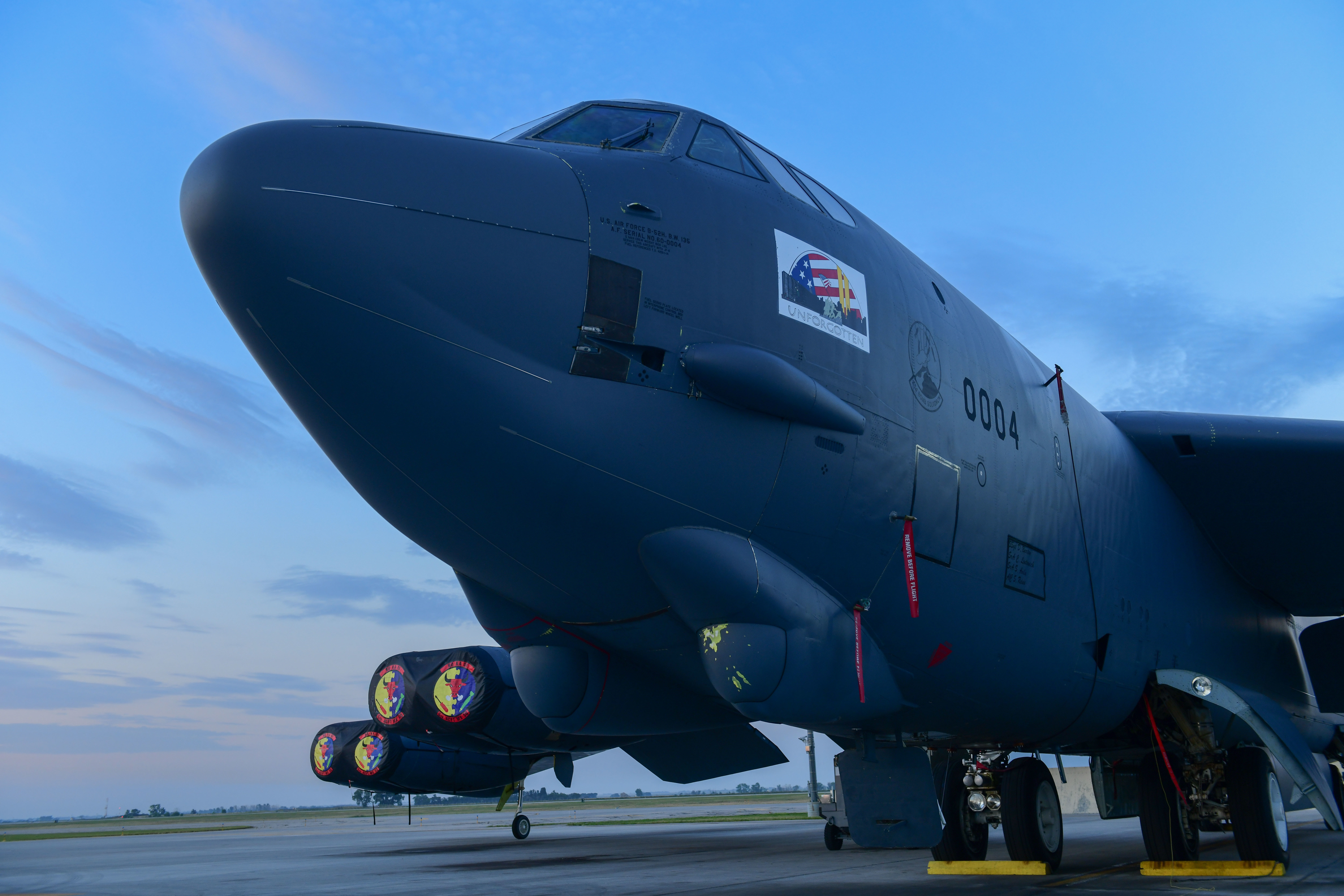 Un B-52H parcheggiato sulla linea di volo della base aerea di Minot