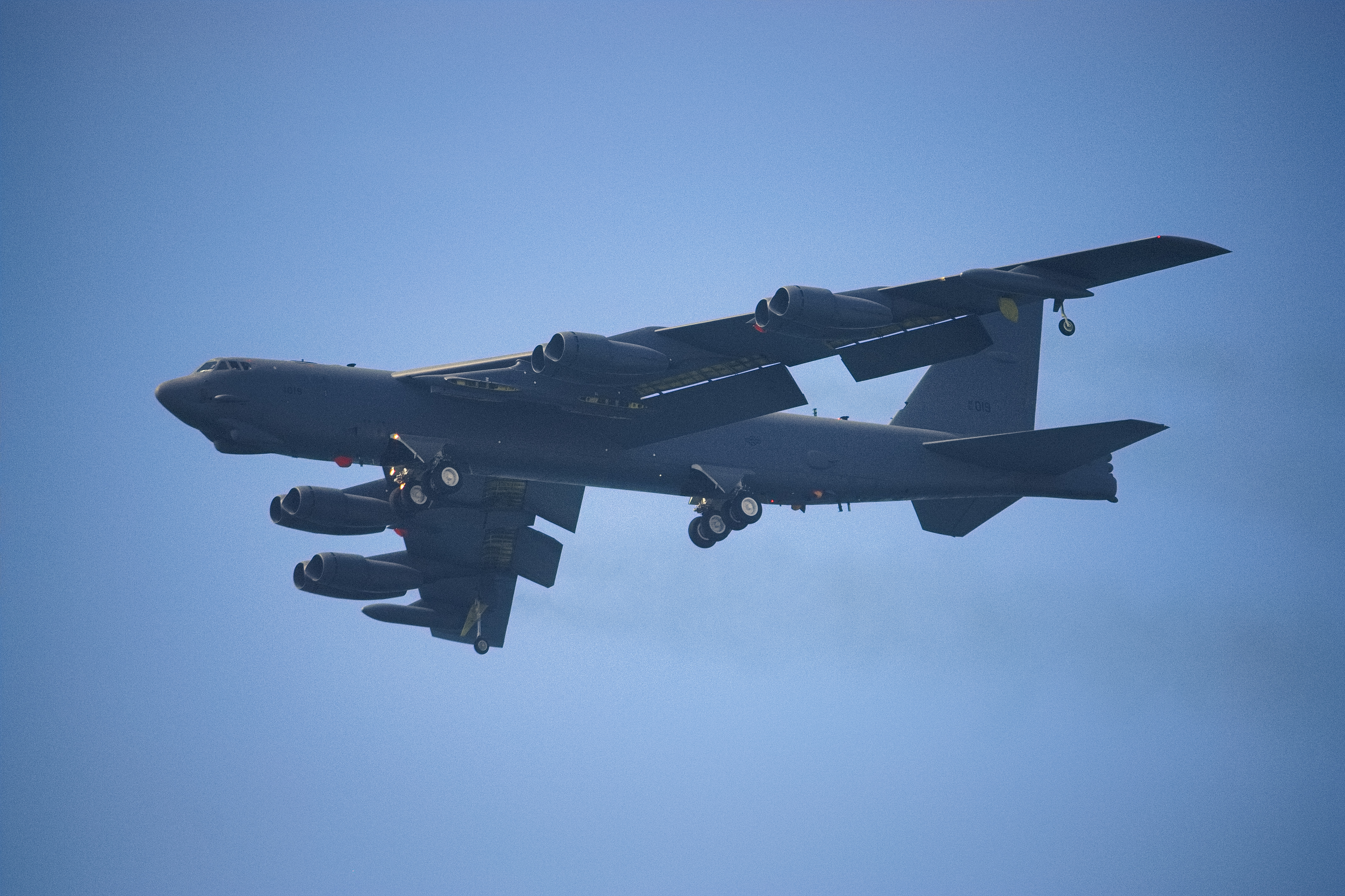 B-52 Stratofortress de Nellis AFB sobrevolando el Pacific Airshow de Huntington Beach 2021