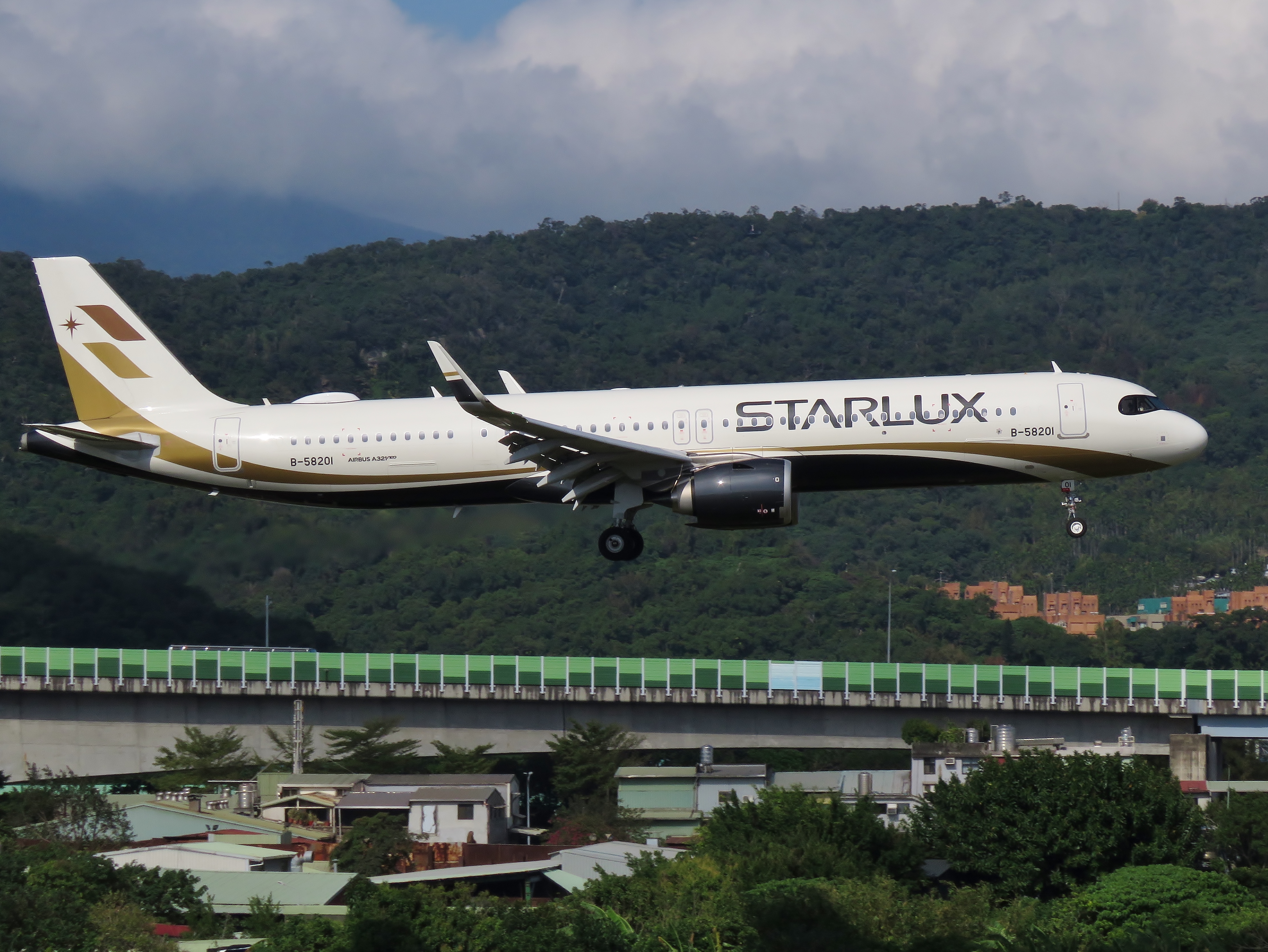B-58201 STARLUX Airlines Airbus A321-252NX Final Approaching TSA RW10 20191203-5(3x4)