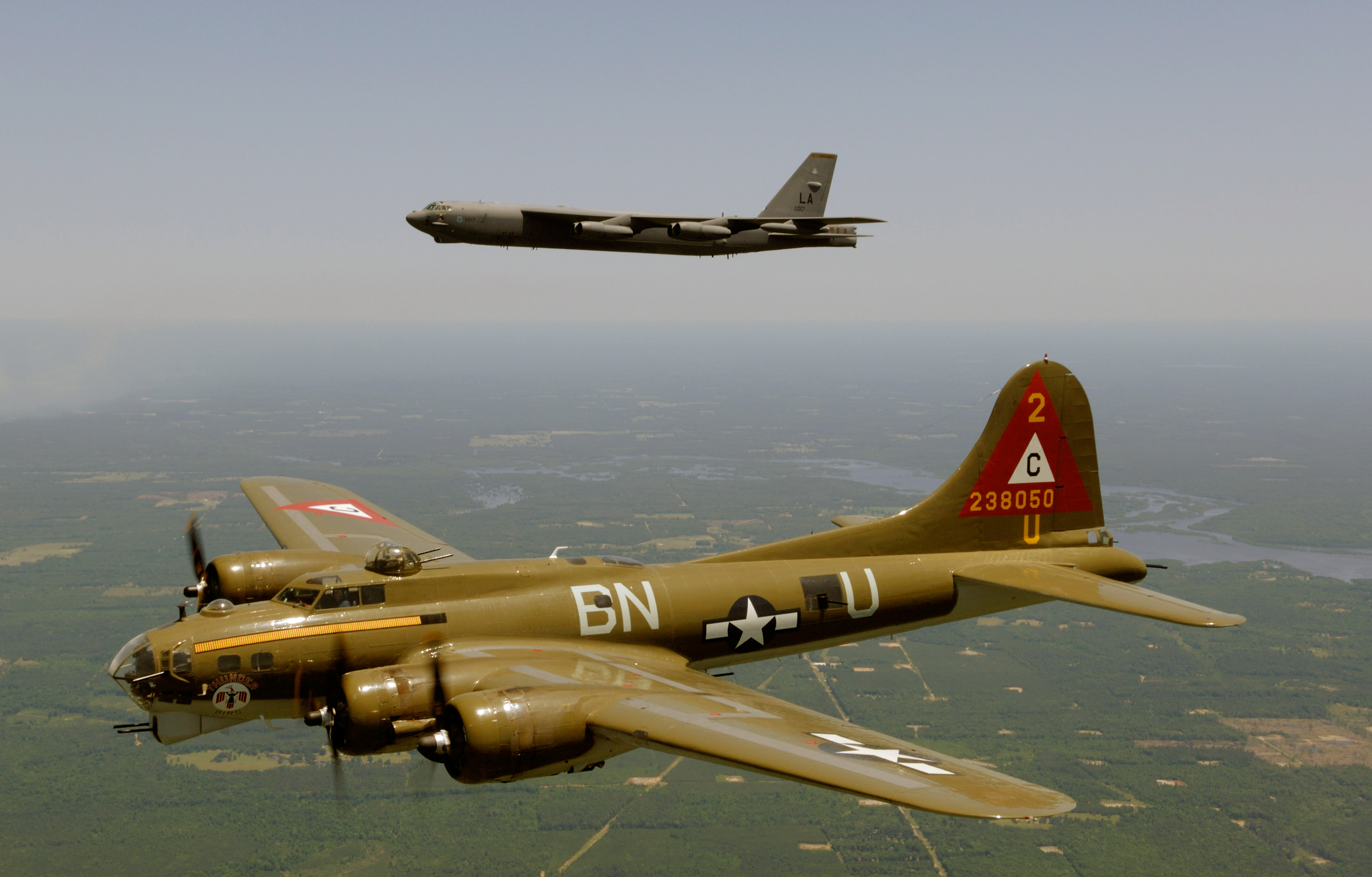 B-17G e B-52H in volo
