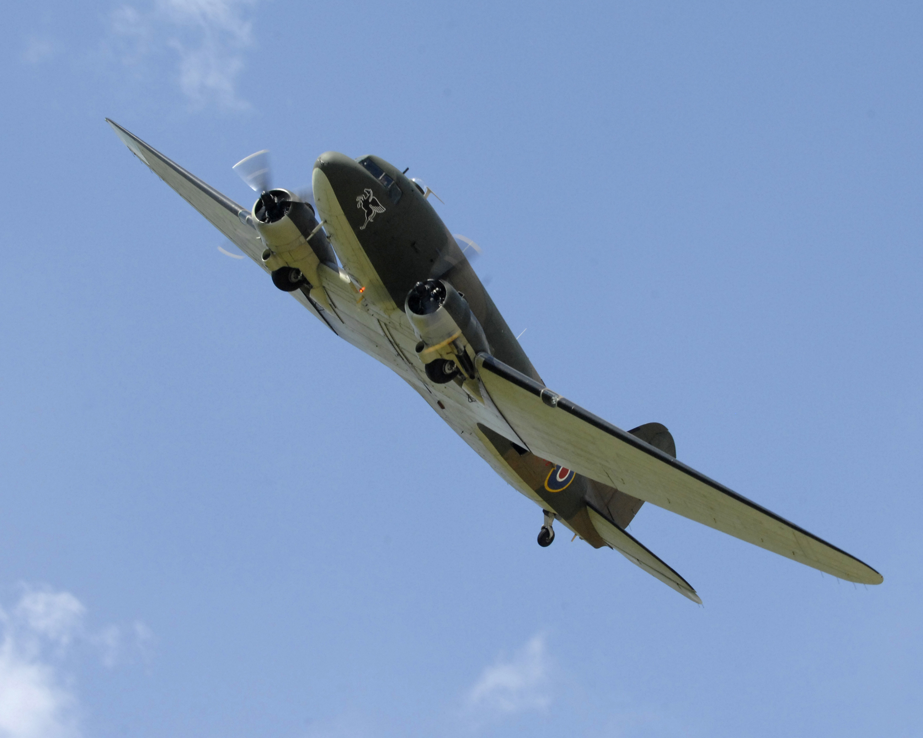 Douglas C-47 Dakota ZA947 du BBMF en vol de démonstration